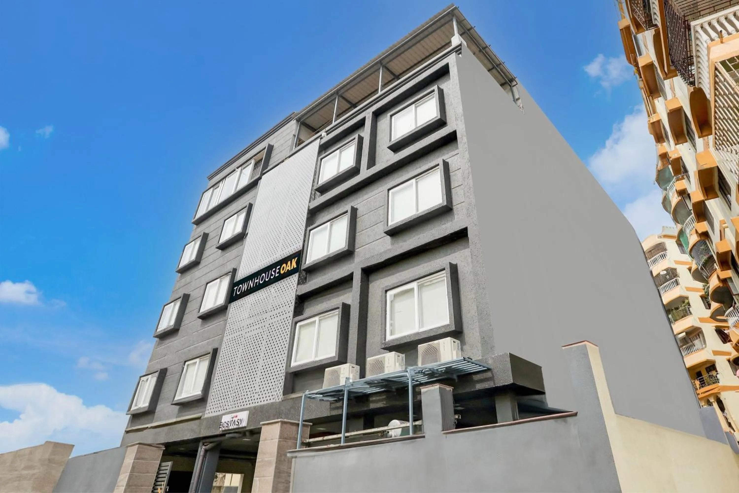 Facade/entrance in Townhouse Oak Sayhallo Ecstasy