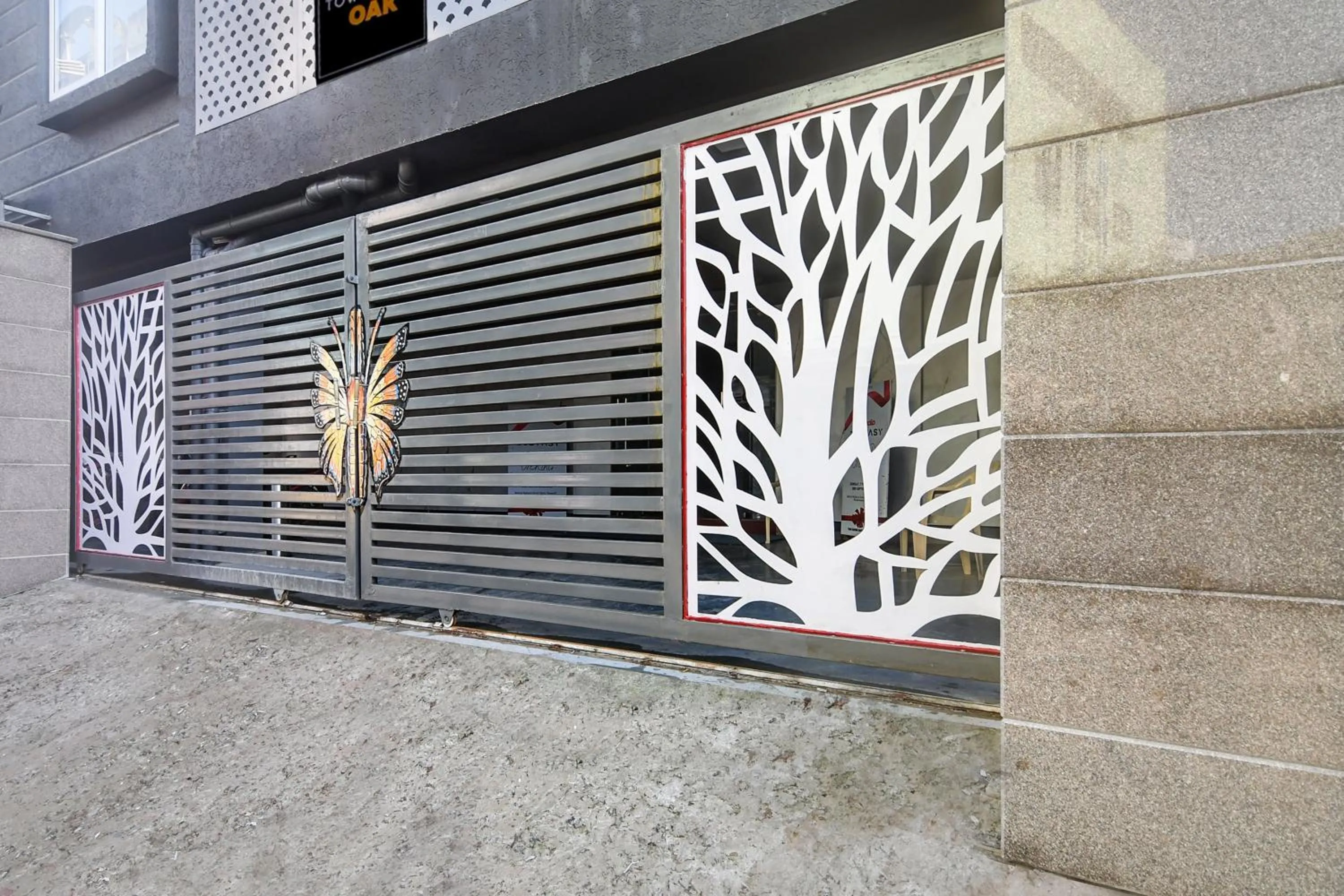 Facade/entrance in Townhouse Oak Sayhallo Ecstasy