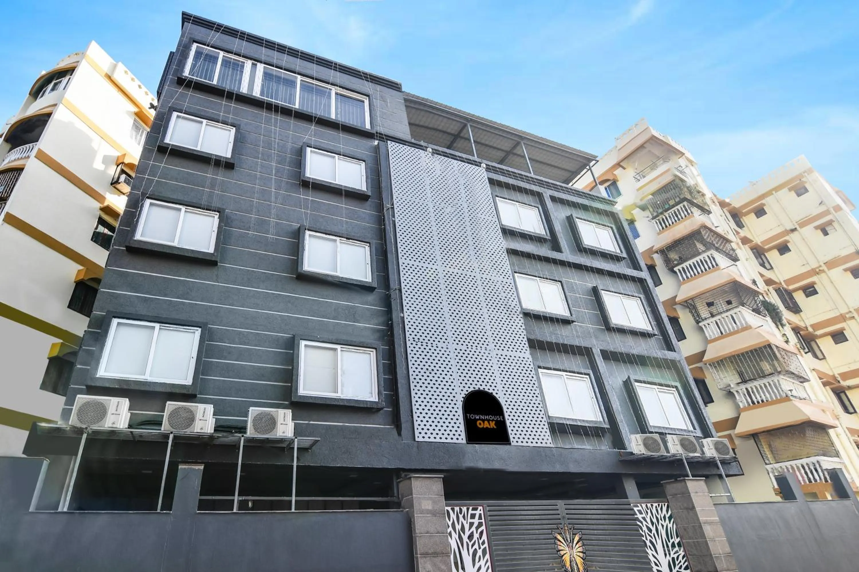 Facade/entrance in Townhouse Oak Sayhallo Ecstasy