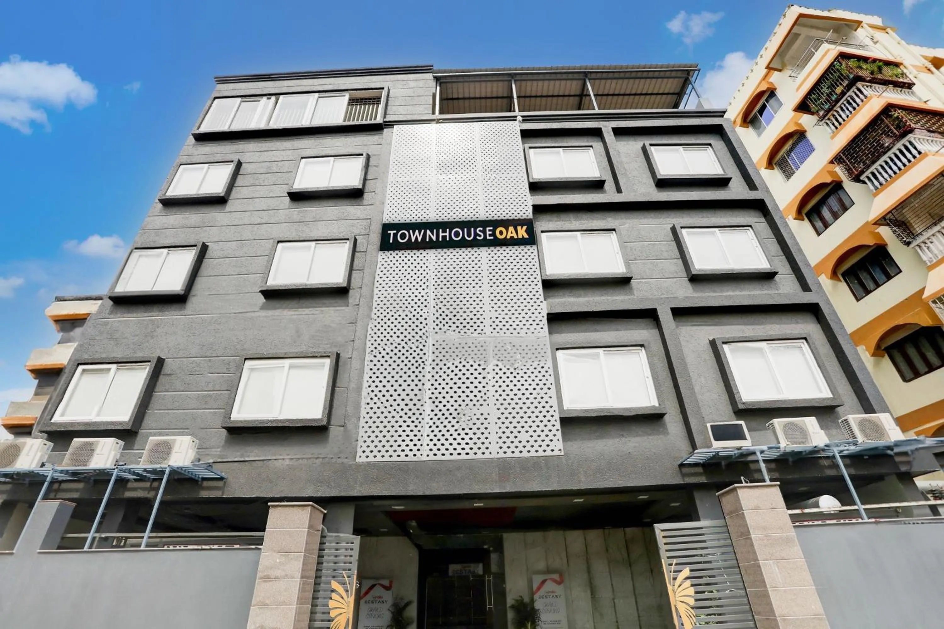 Facade/entrance in Townhouse Oak Sayhallo Ecstasy