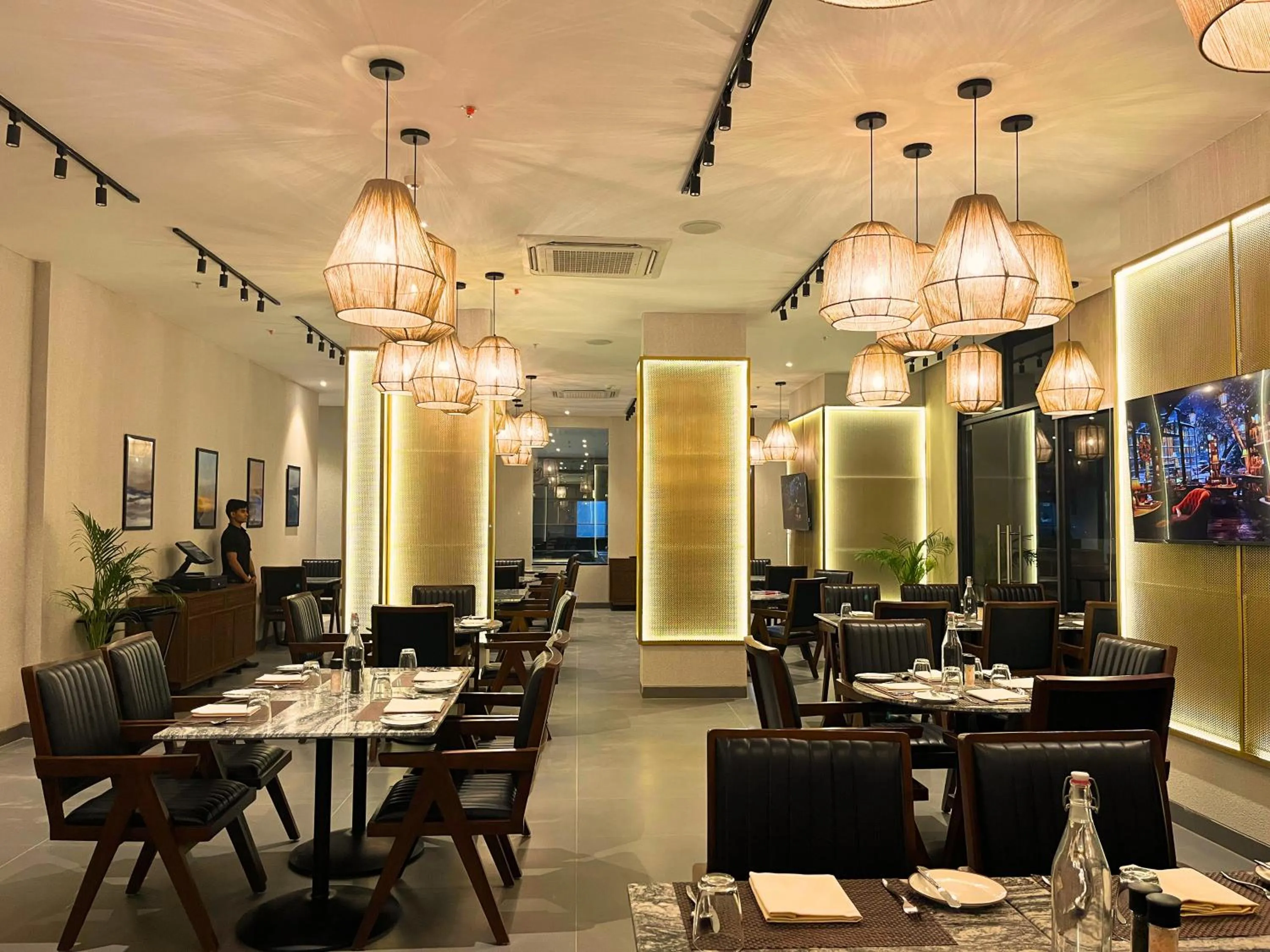 Restaurant/places to eat in Rhythm Gurugram Hotel & Suites, Sohna Road