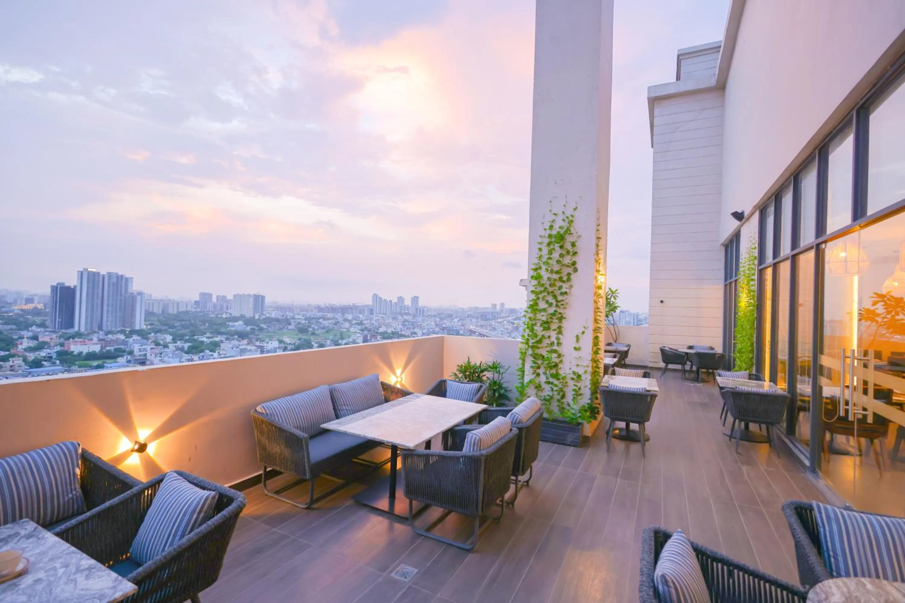 Restaurant/places to eat in Rhythm Gurugram Hotel & Suites, Sohna Road