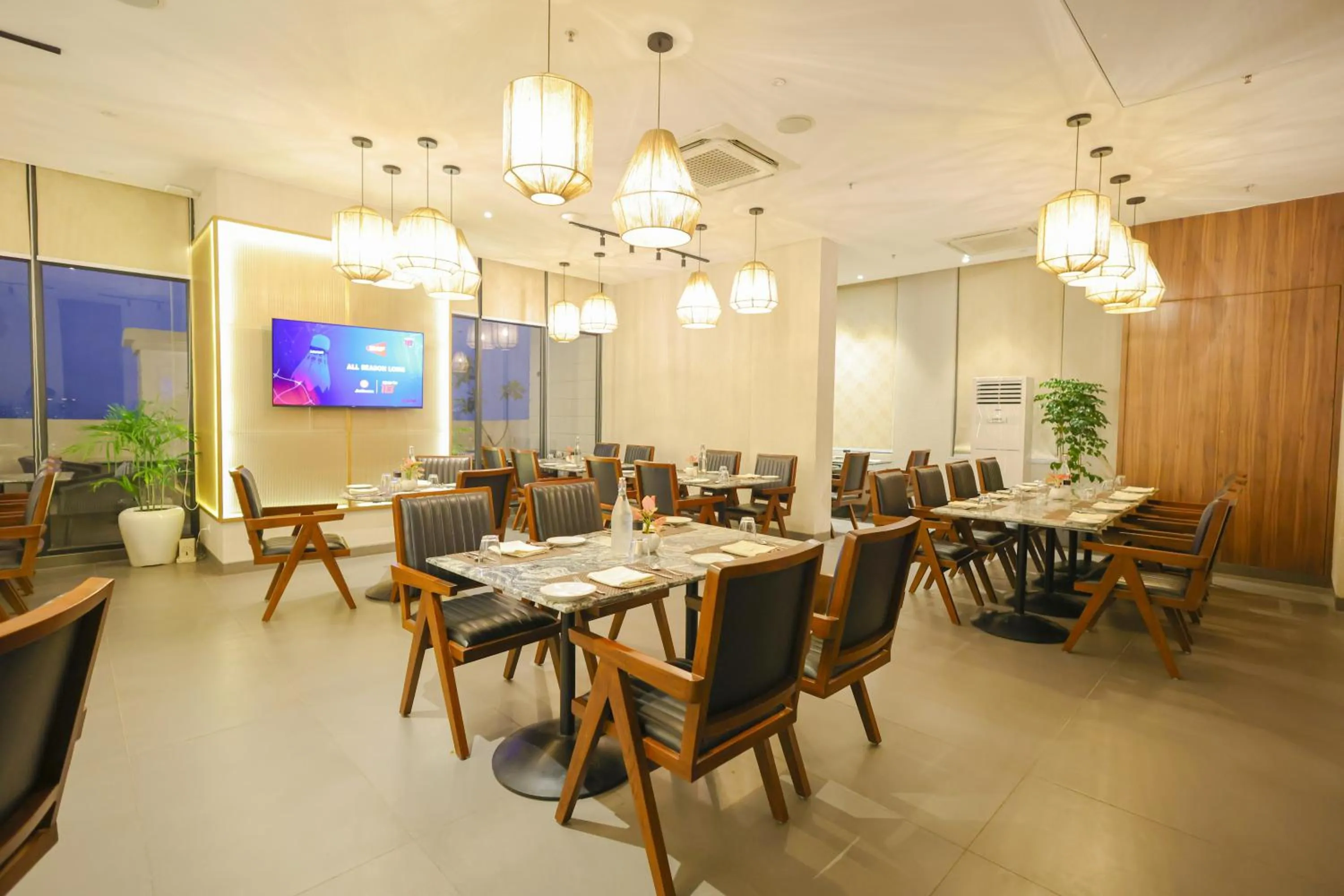 Restaurant/places to eat in Rhythm Gurugram Hotel & Suites, Sohna Road