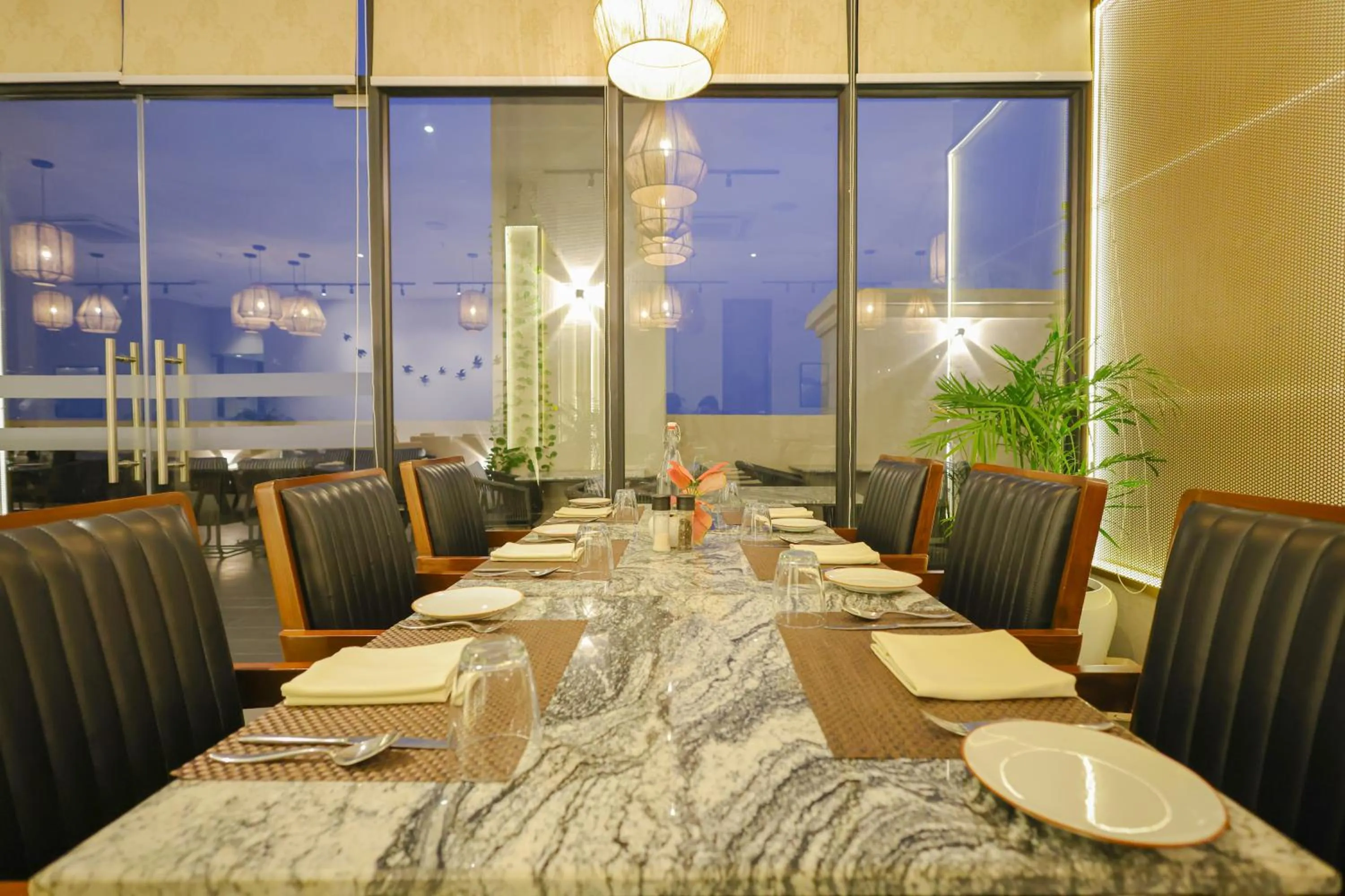 Restaurant/places to eat in Rhythm Gurugram Hotel & Suites, Sohna Road