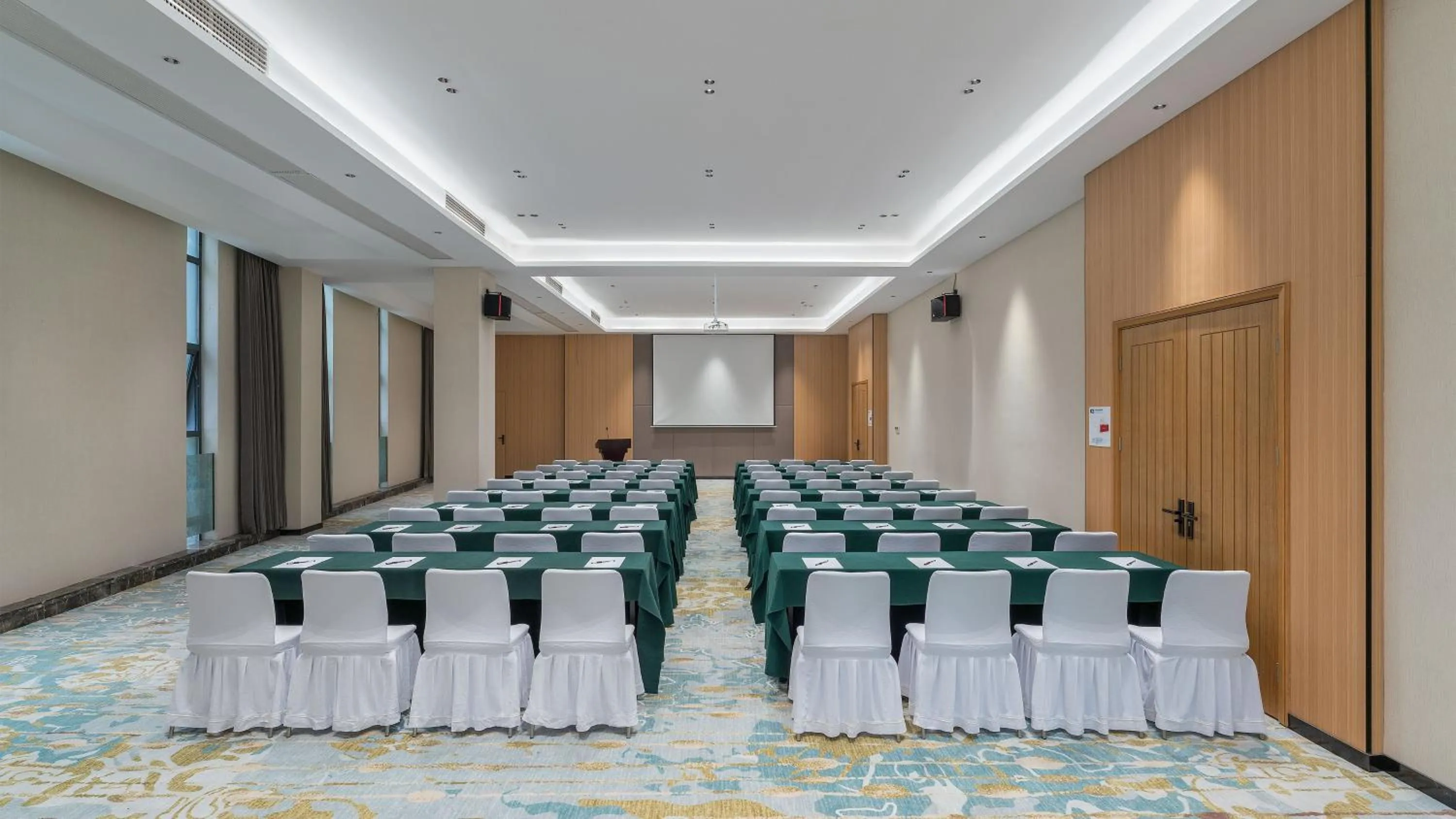 Meeting/conference room in Holiday Inn Express Huangshi Cihu Lake by IHG