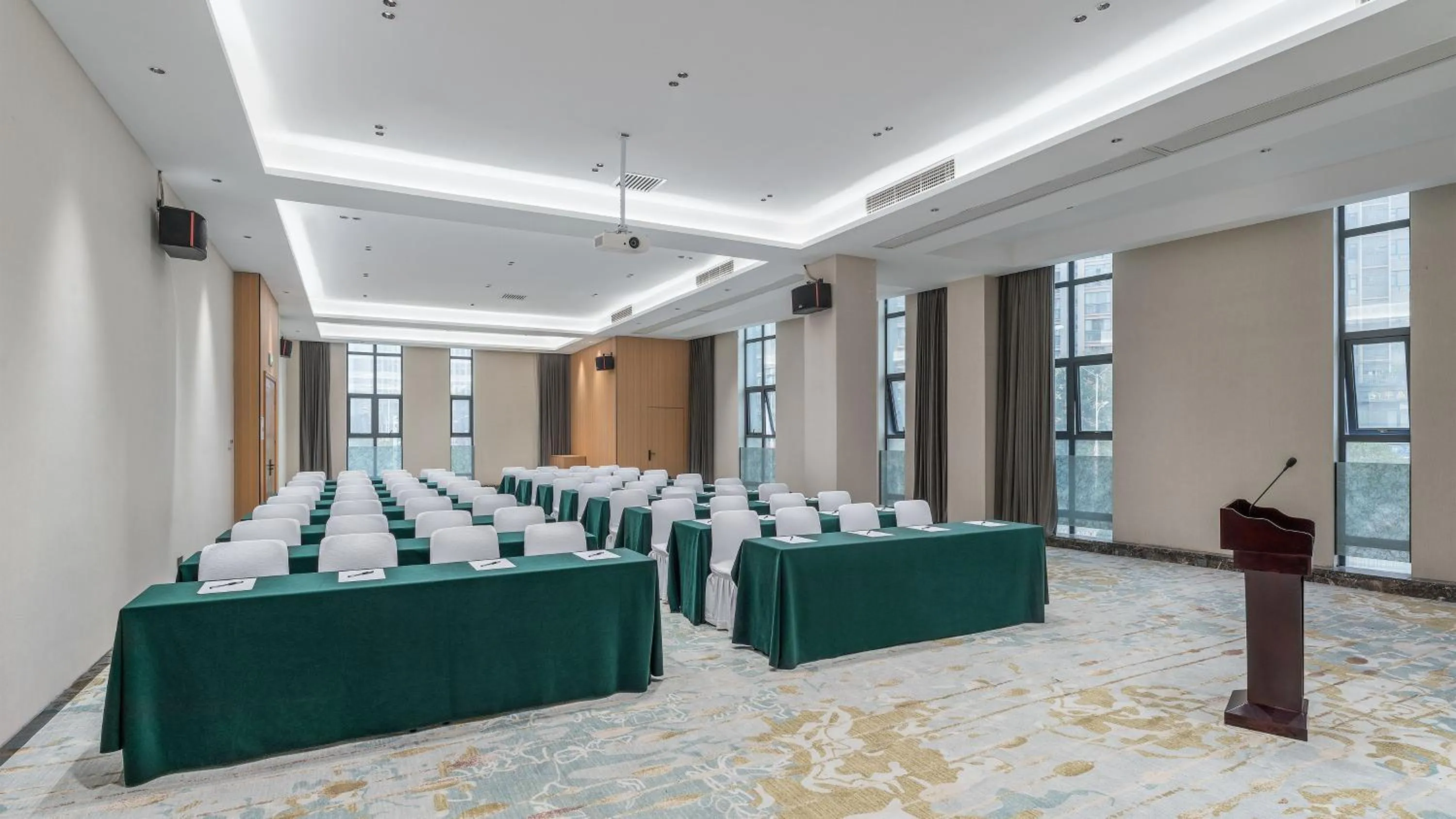 Meeting/conference room in Holiday Inn Express Huangshi Cihu Lake by IHG