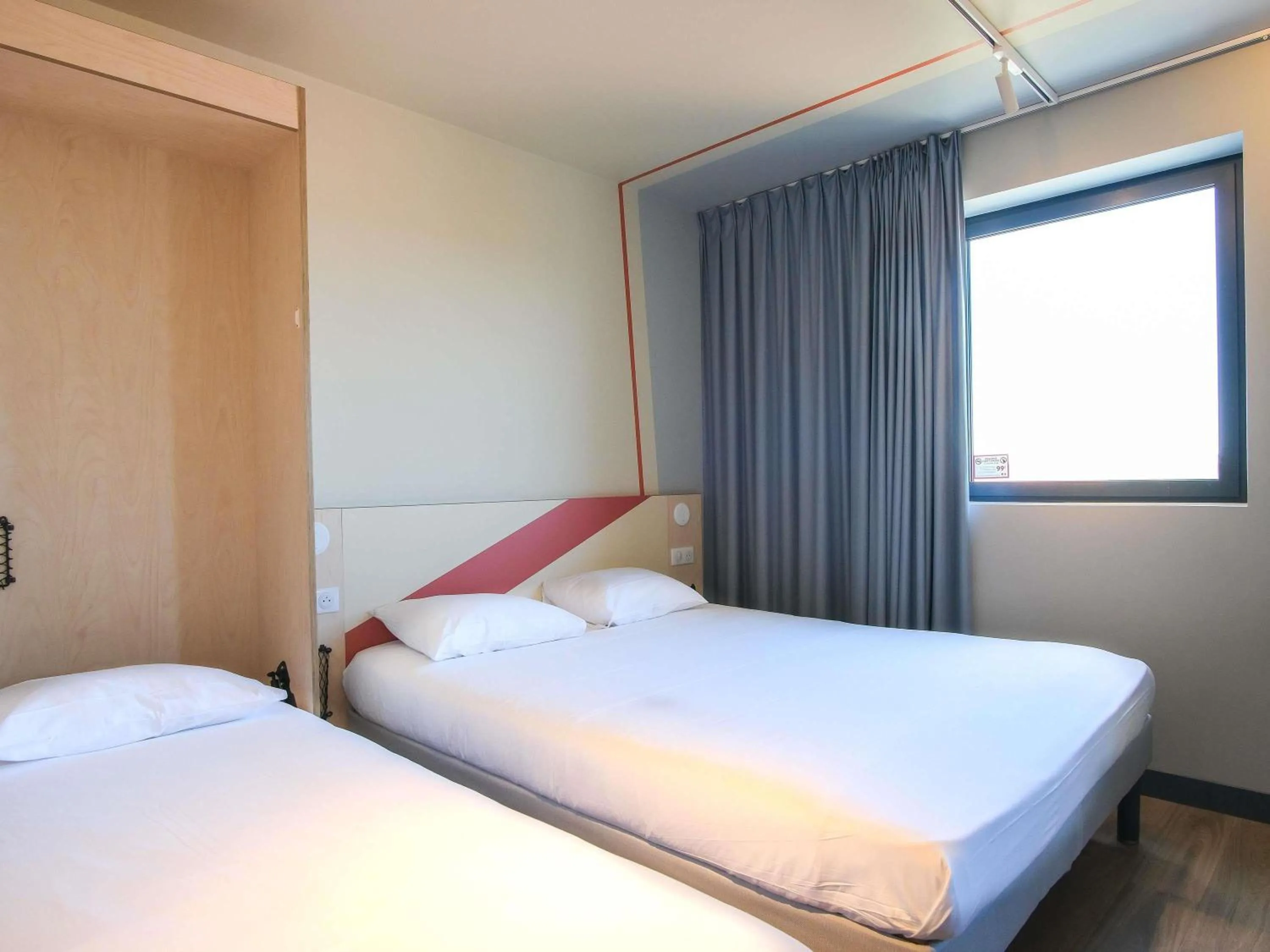 Bedroom, Bed in ibis budget Toulouse Labège