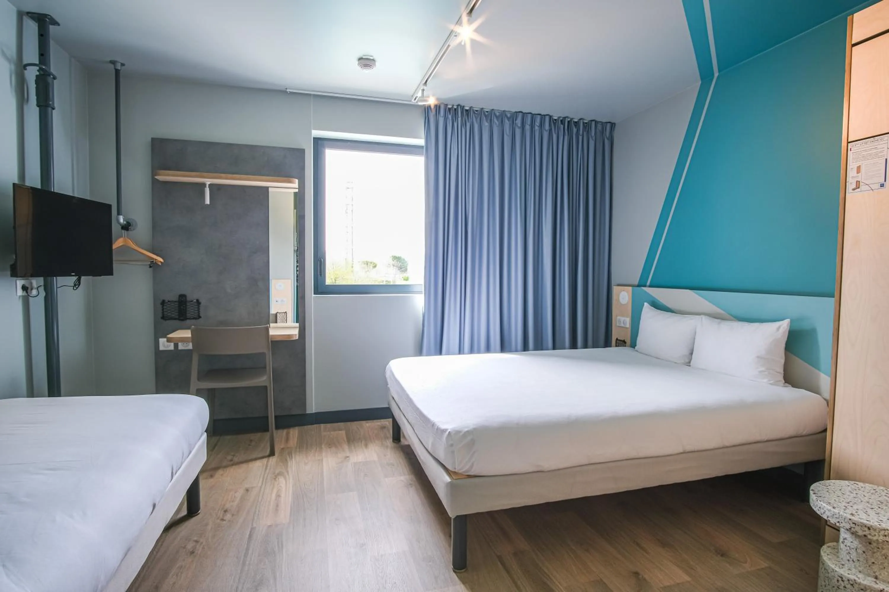 Bedroom, Bed in ibis budget Toulouse Labège