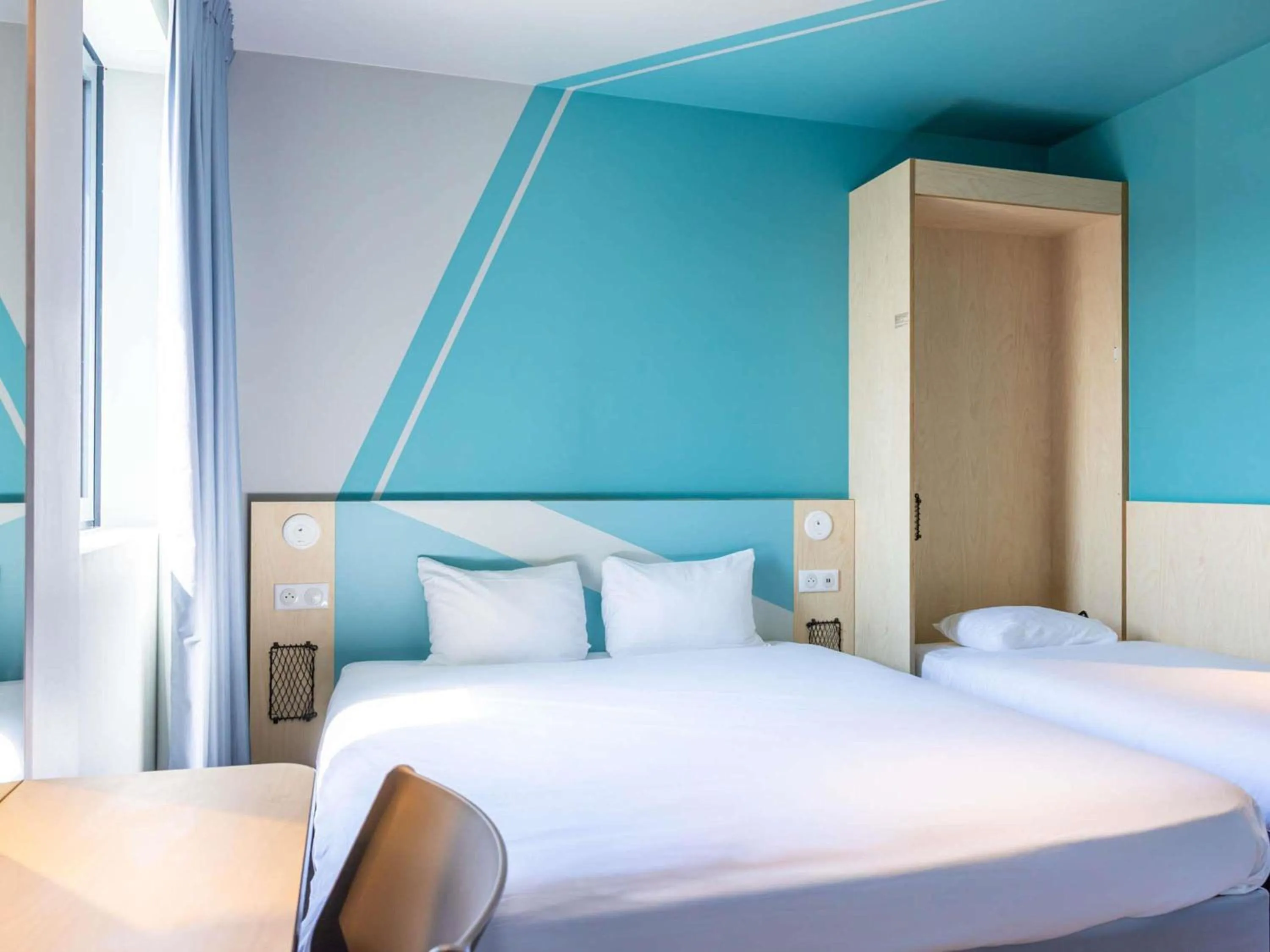 Bedroom, Bed in ibis budget Toulouse Labège