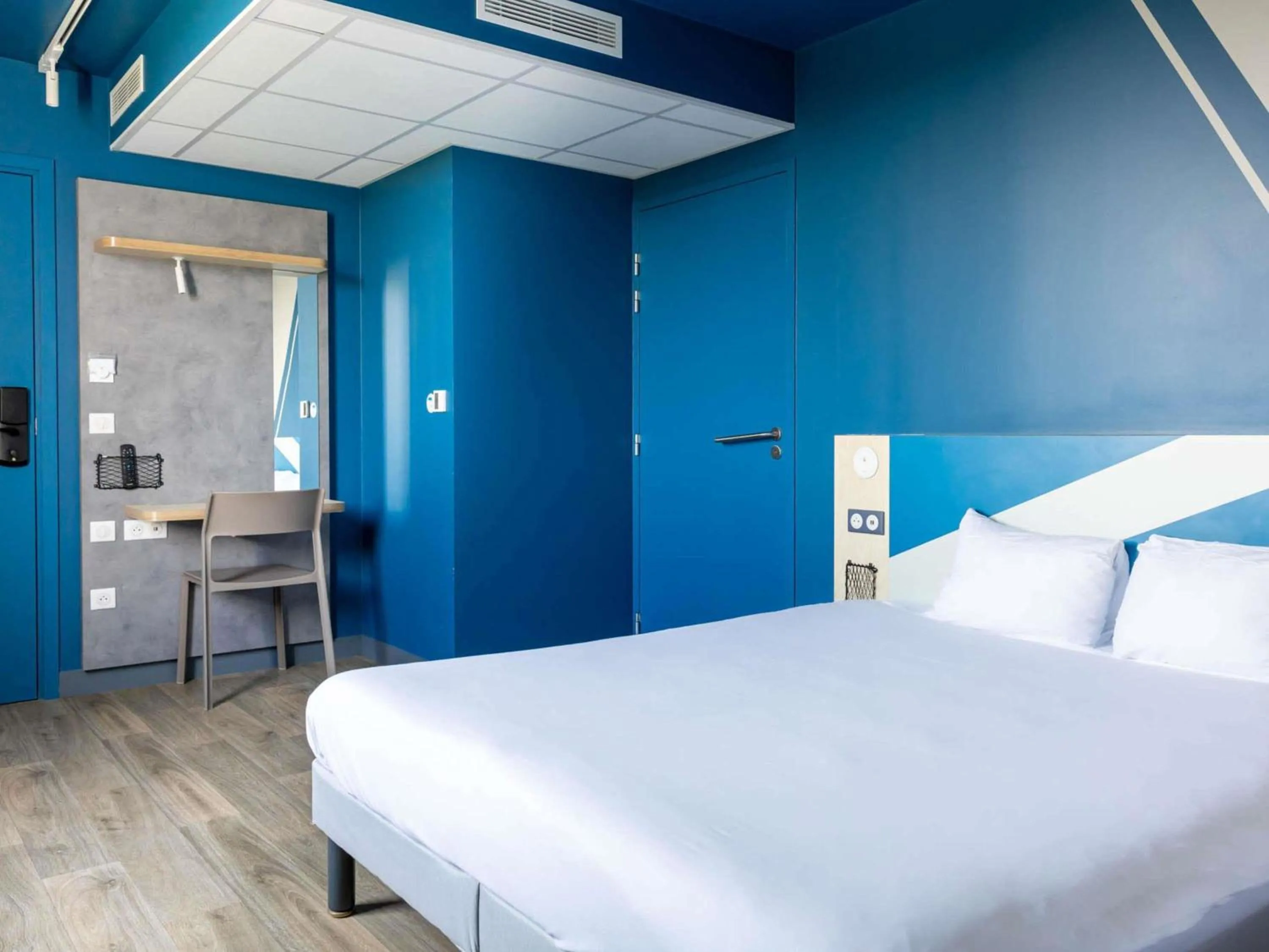 Bedroom, Bed in ibis budget Toulouse Labège