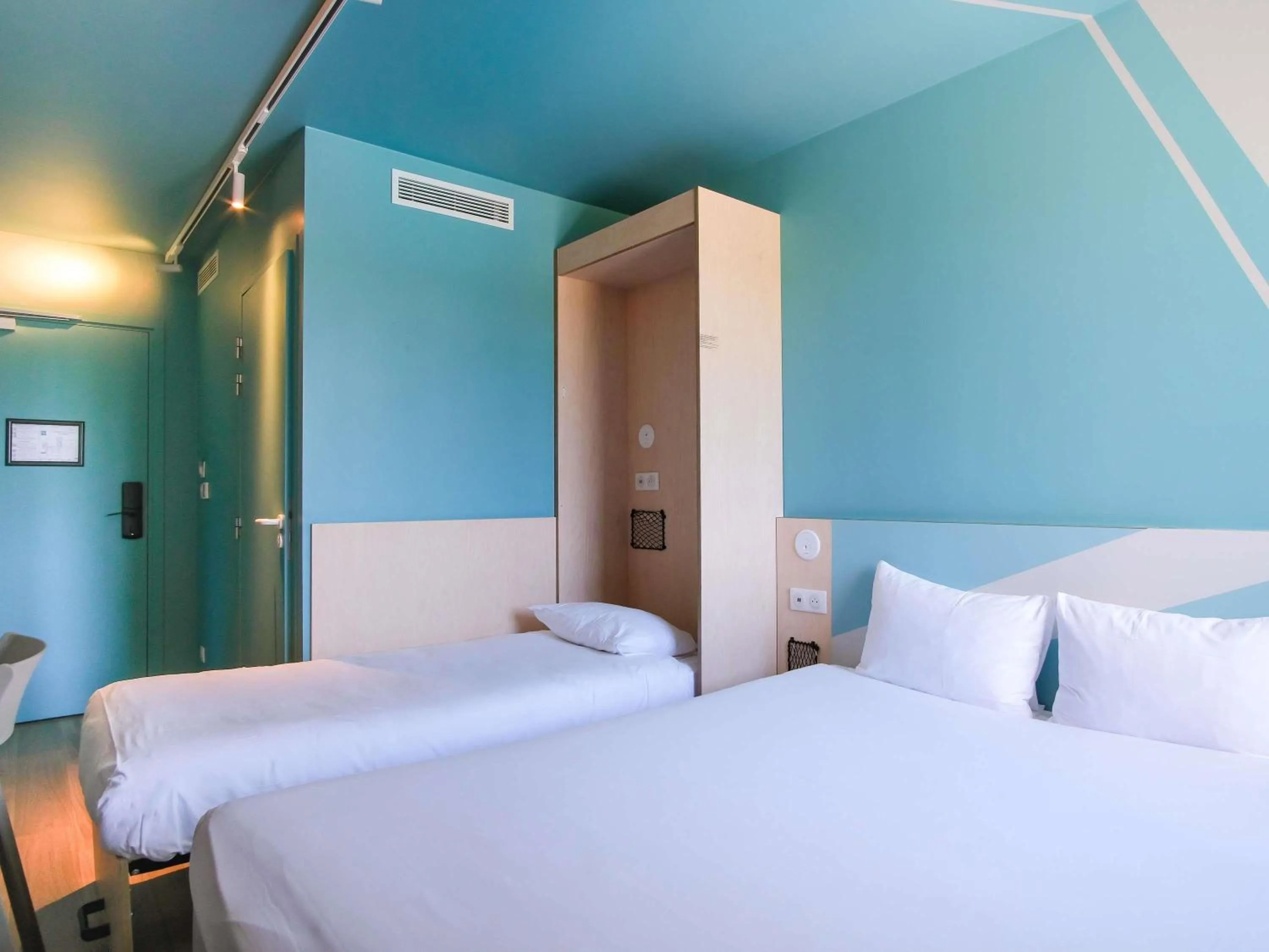 Bedroom, Bed in ibis budget Toulouse Labège