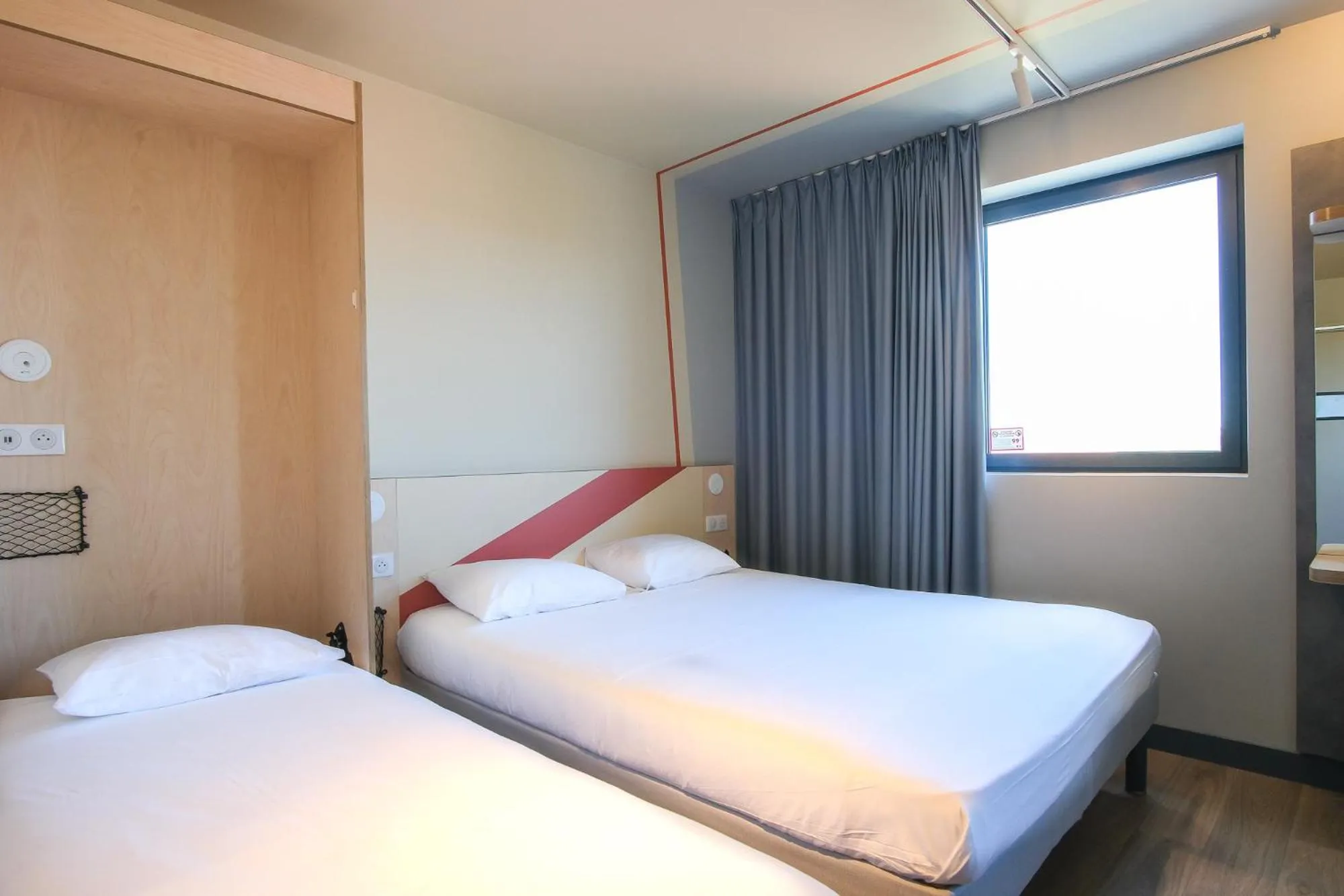 Bedroom, Bed in ibis budget Toulouse Labège