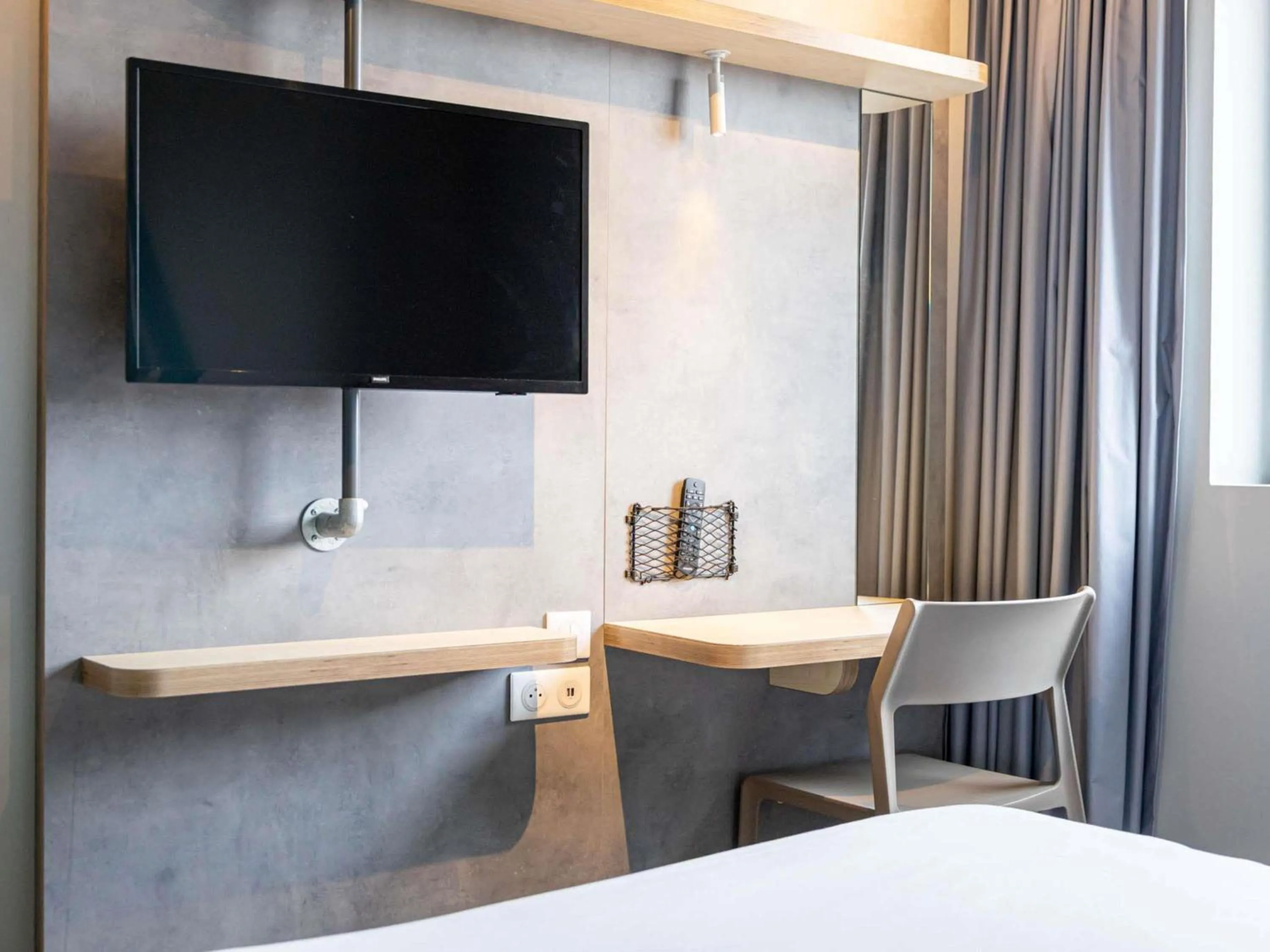 Bedroom, Bed in ibis budget Toulouse Labège