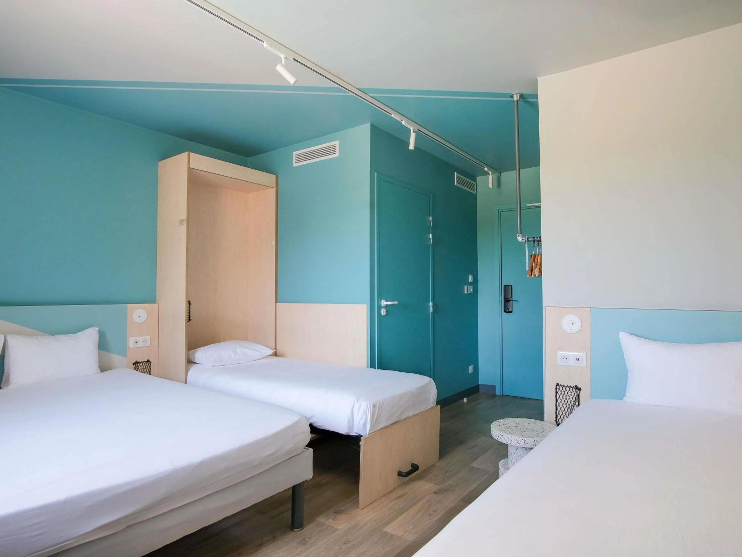 Bedroom, Bed in ibis budget Toulouse Labège