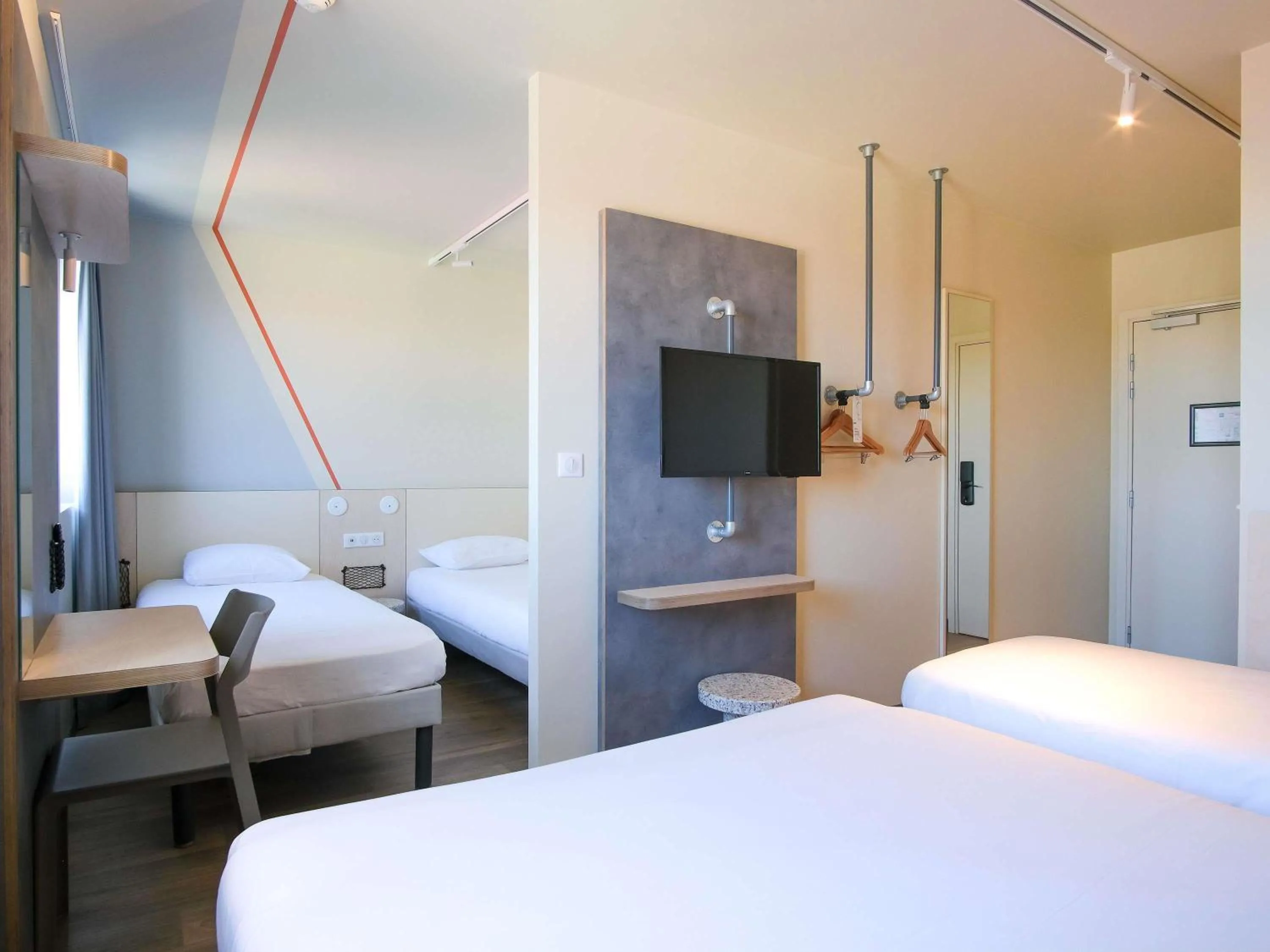 Bedroom, Bed in ibis budget Toulouse Labège