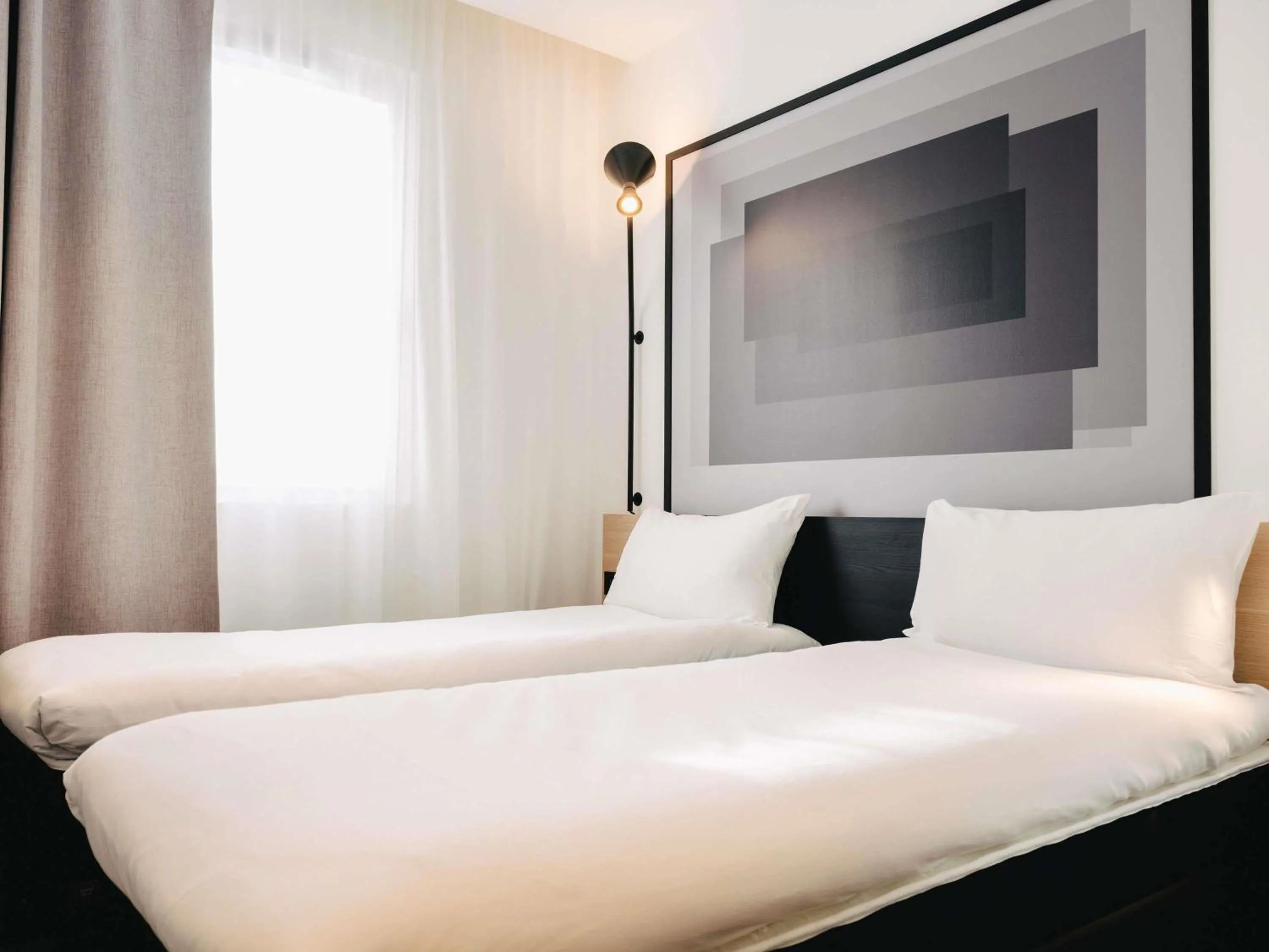 Bedroom, Bed in ibis Rouen Centre Rive Droite Pasteur