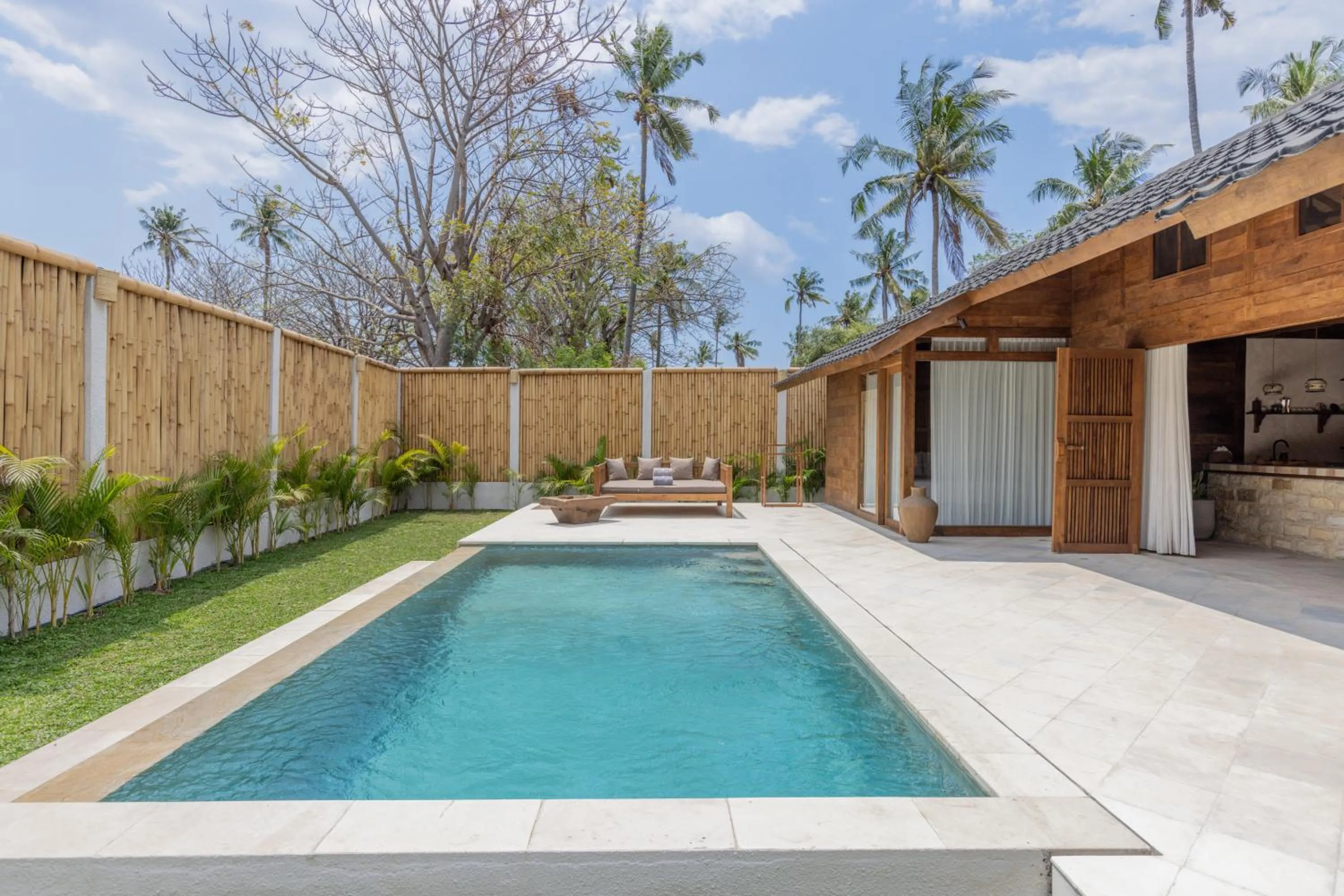 Swimming pool in Kalyana Villa Gili Air