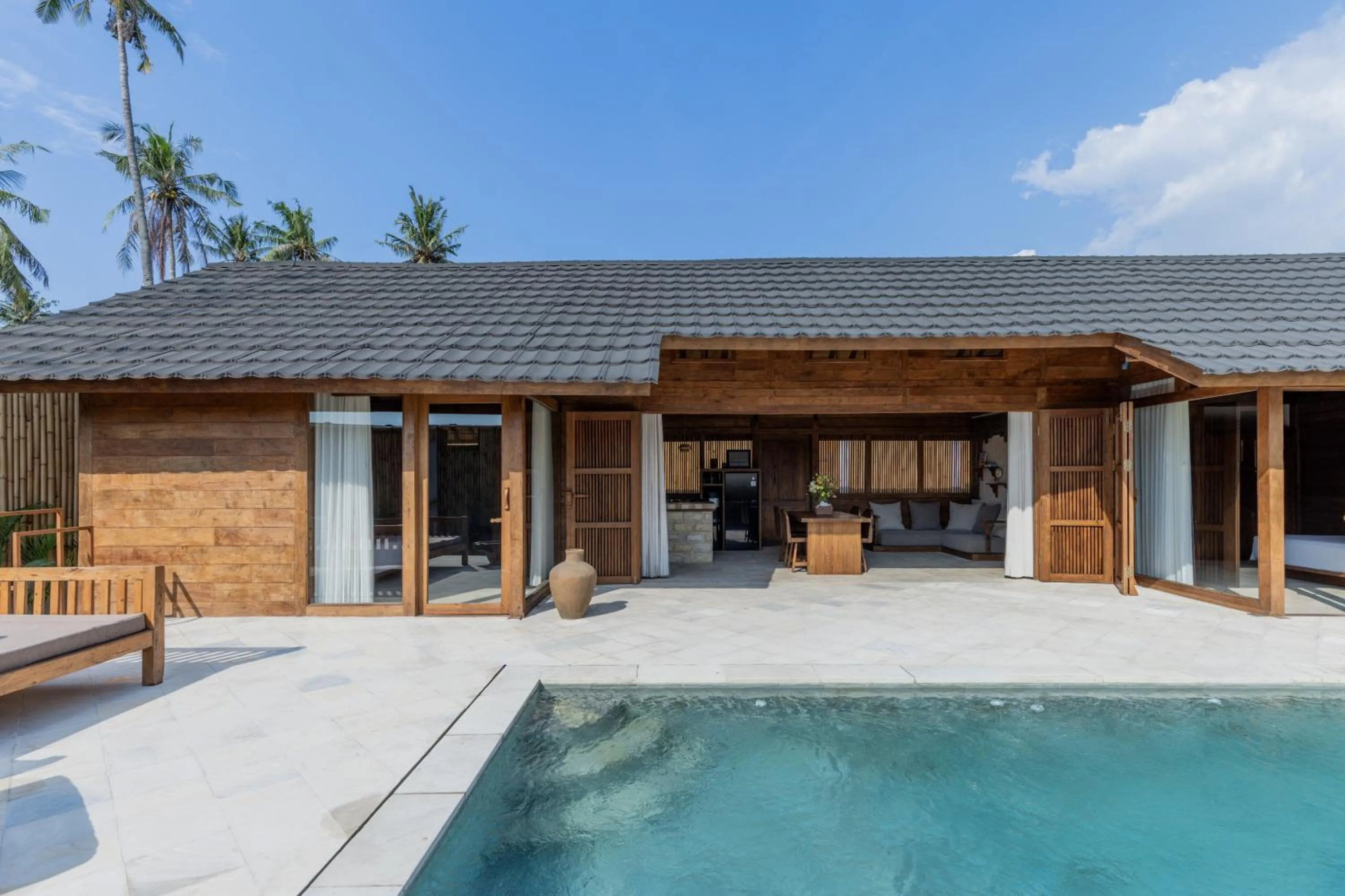 Swimming pool in Kalyana Villa Gili Air