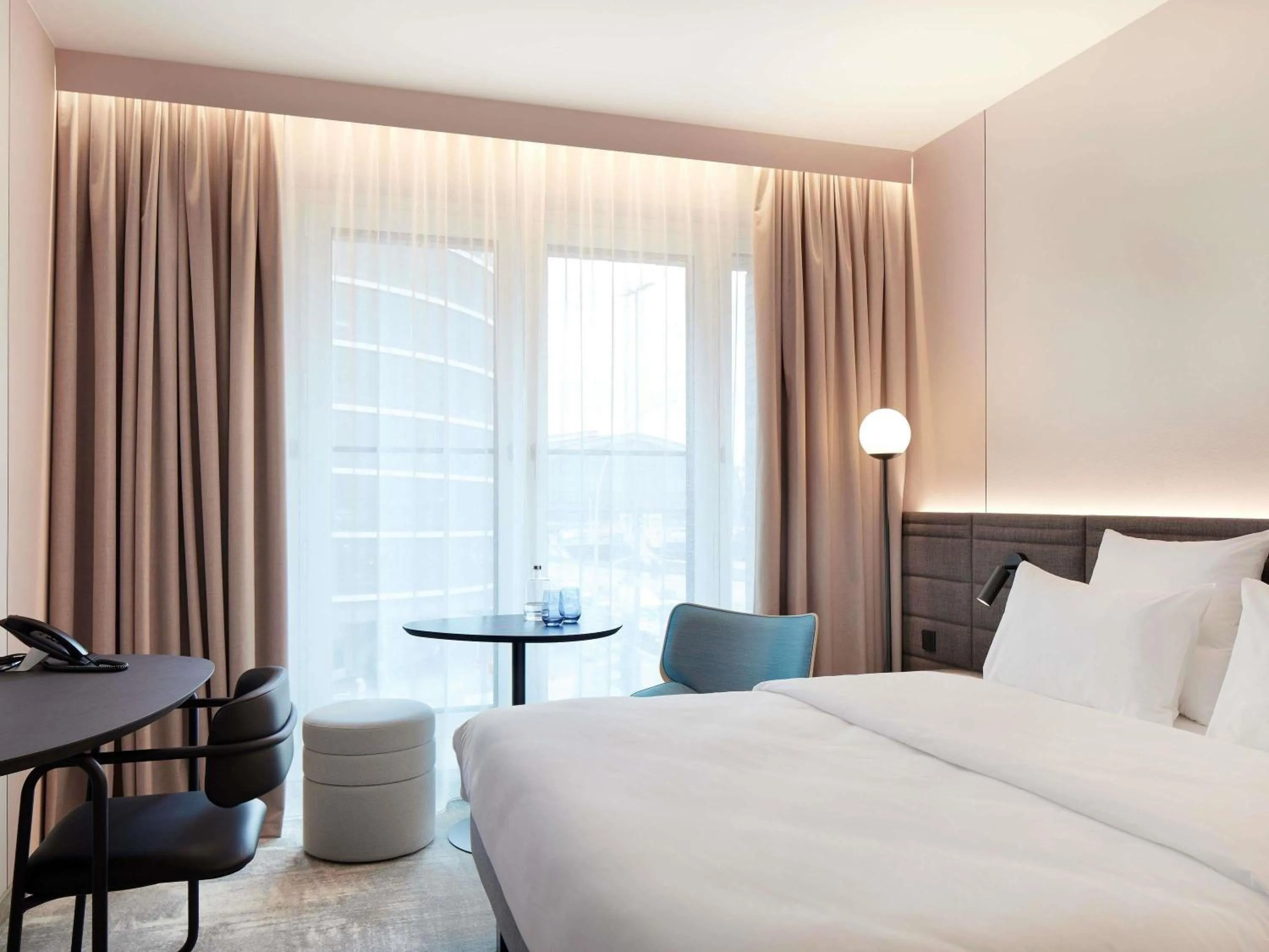 Property building, Bed in Novotel Hamburg Central Station