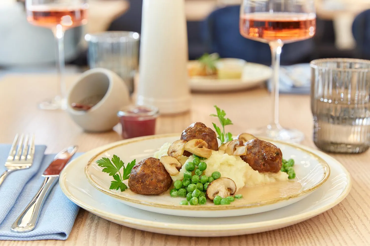 Restaurant/places to eat in Novotel Hamburg Central Station