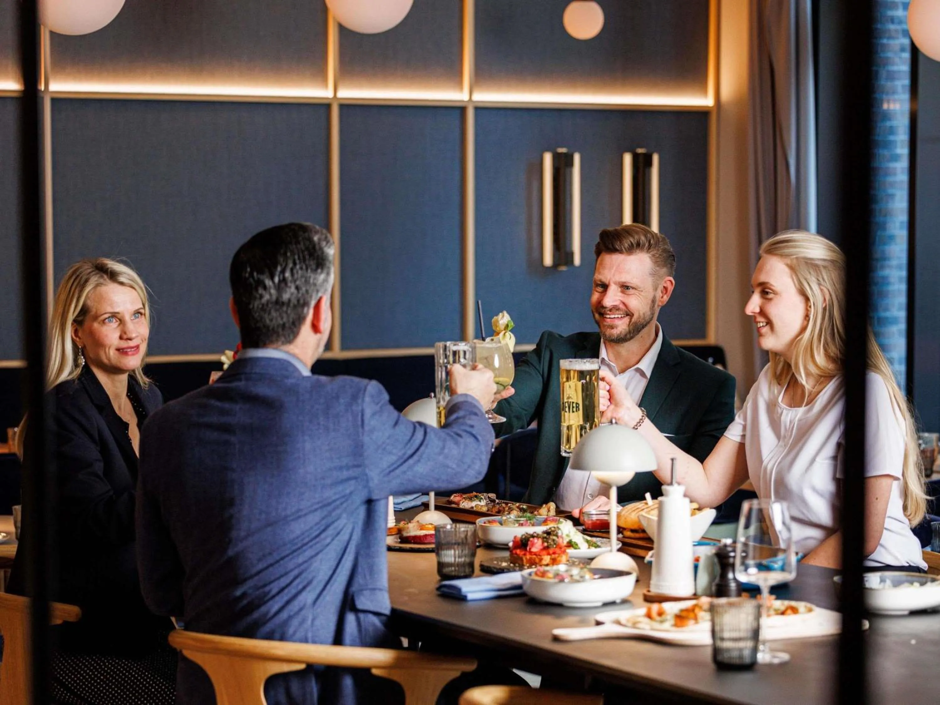 Restaurant/places to eat in Novotel Hamburg Central Station