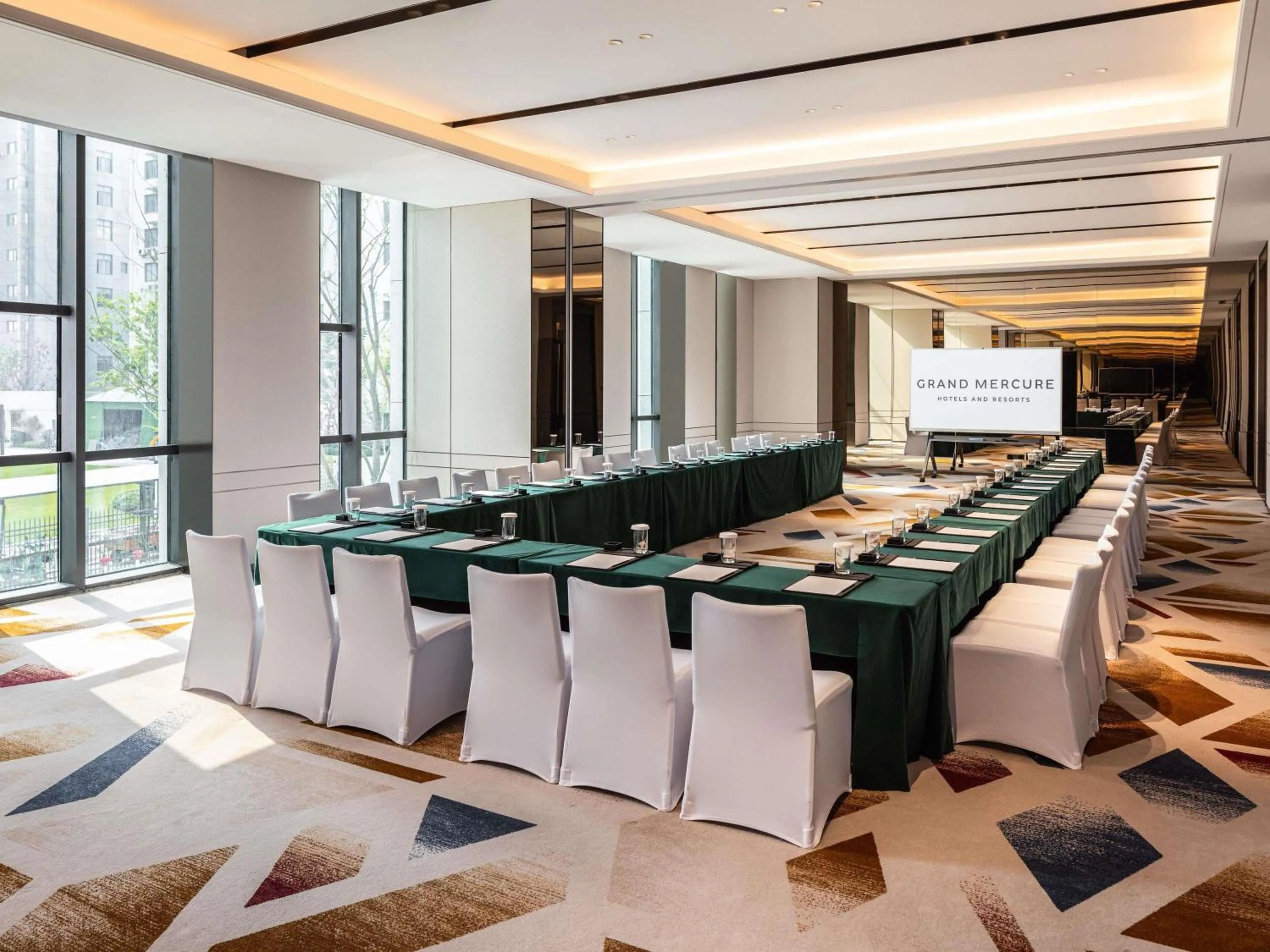 Meeting/conference room in Grand Mercure Yichang Waitan
