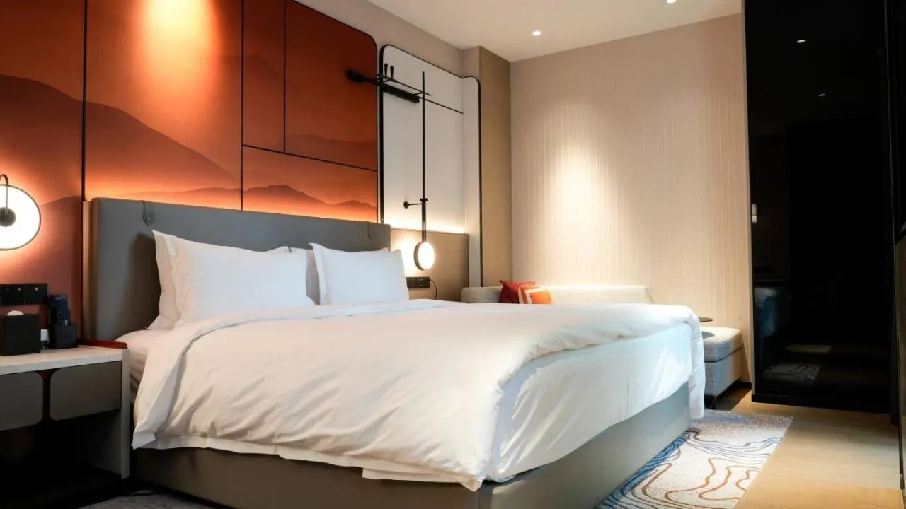 Bed in Grand Mercure Yichang Waitan