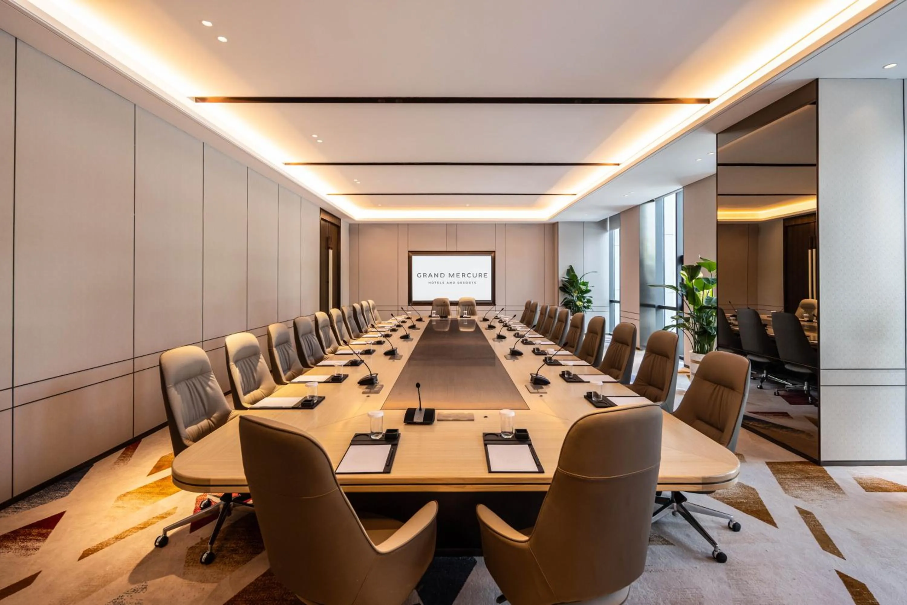 Meeting/conference room in Grand Mercure Yichang Waitan