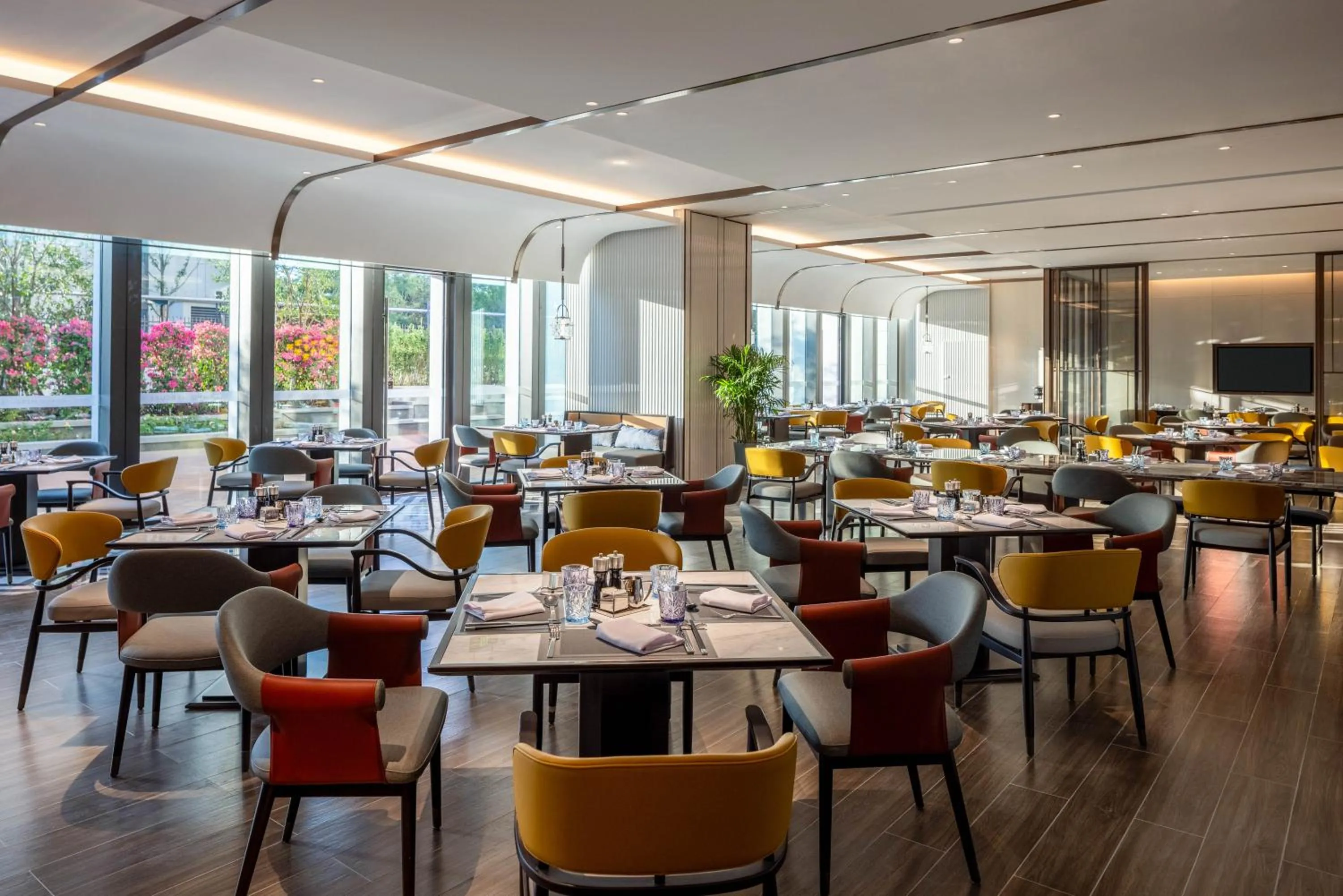 Restaurant/places to eat in Grand Mercure Yichang Waitan