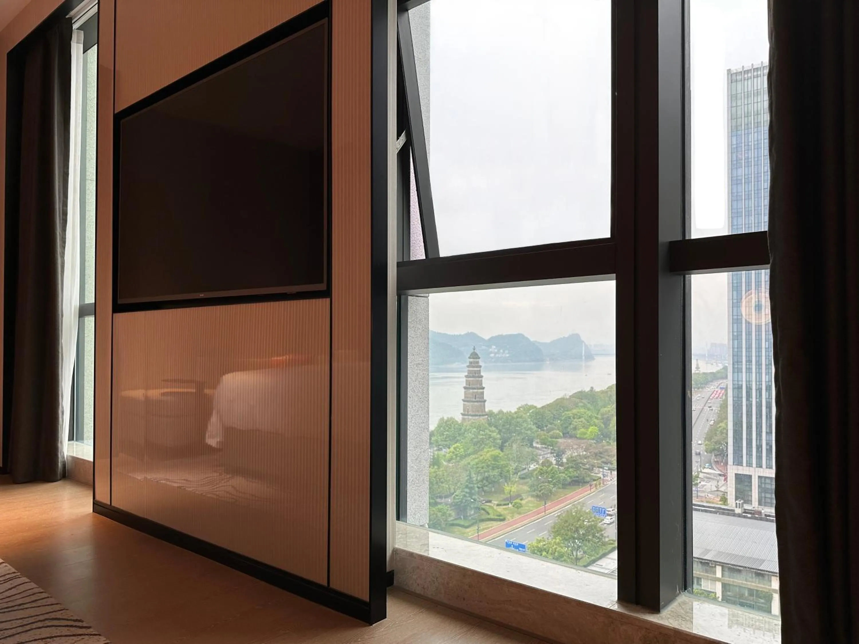 Bed in Grand Mercure Yichang Waitan