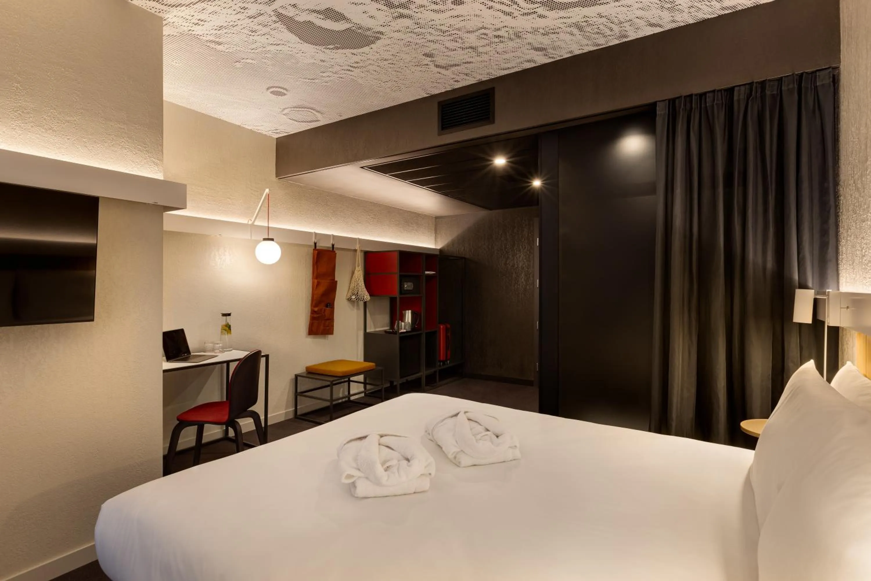 Night, Bed in ibis Kyiv Beresteiska