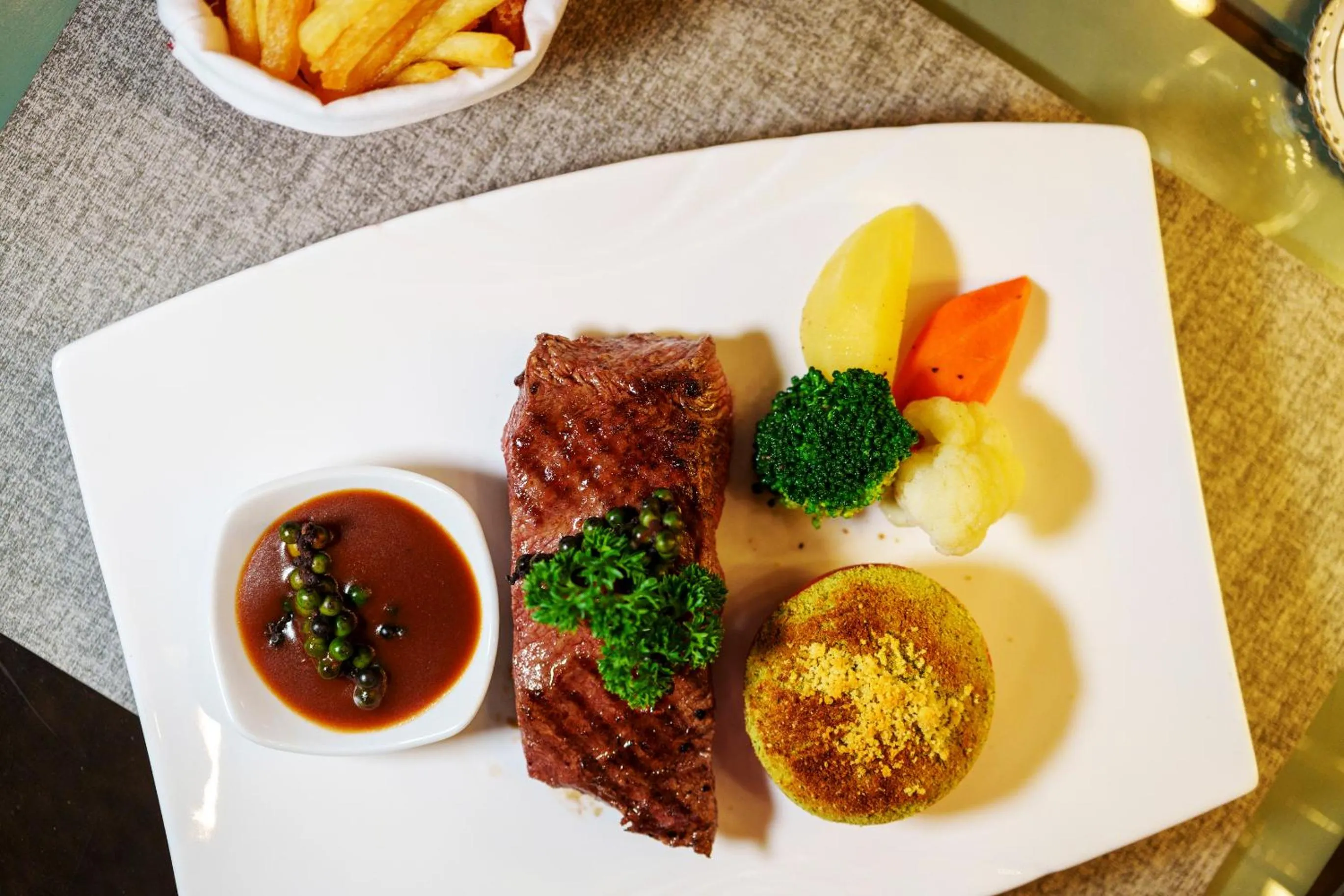 Restaurant/places to eat in Jaya Suites Hotel