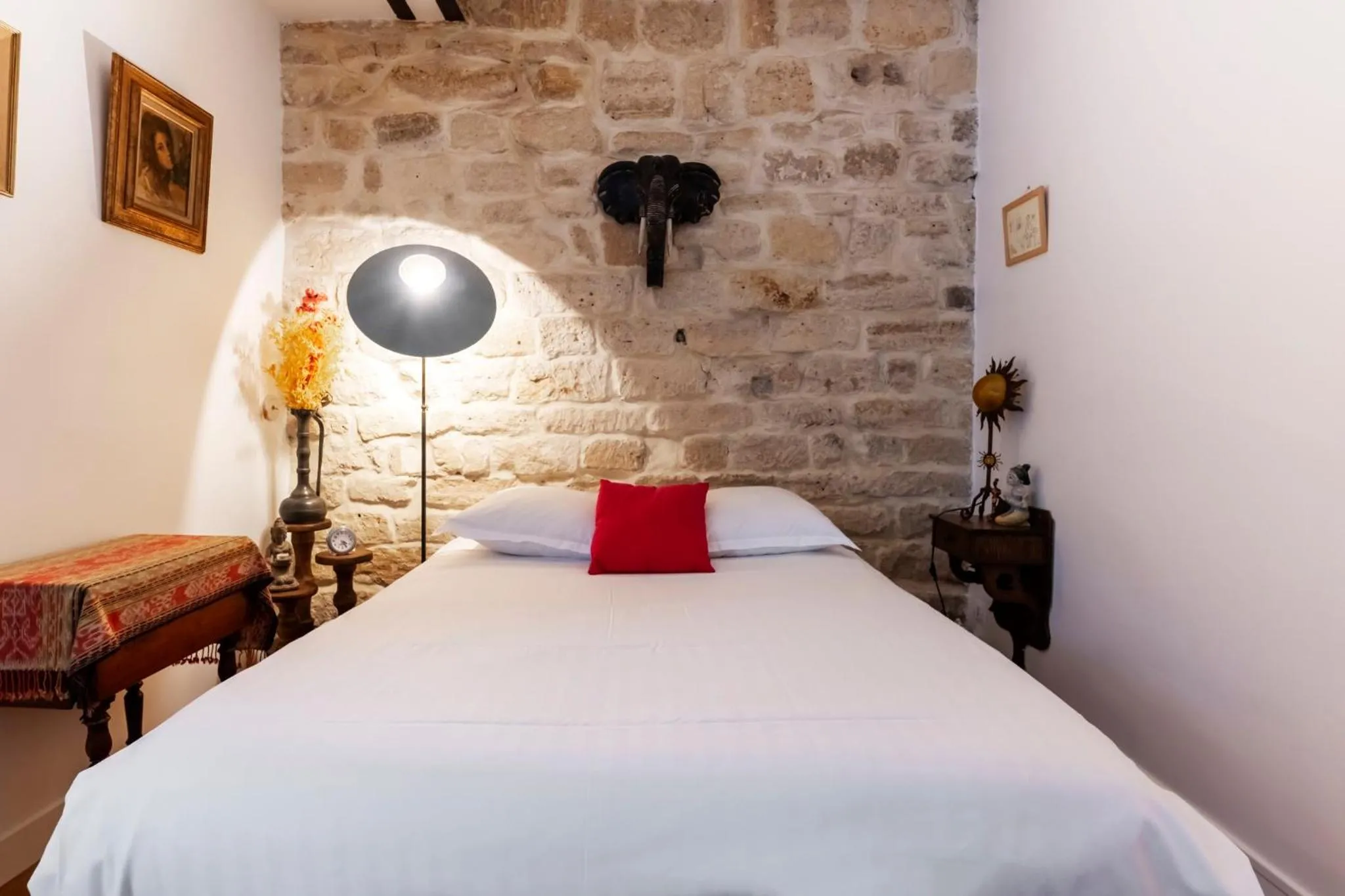 Bedroom, Bed in Veeve - Rustic Allure