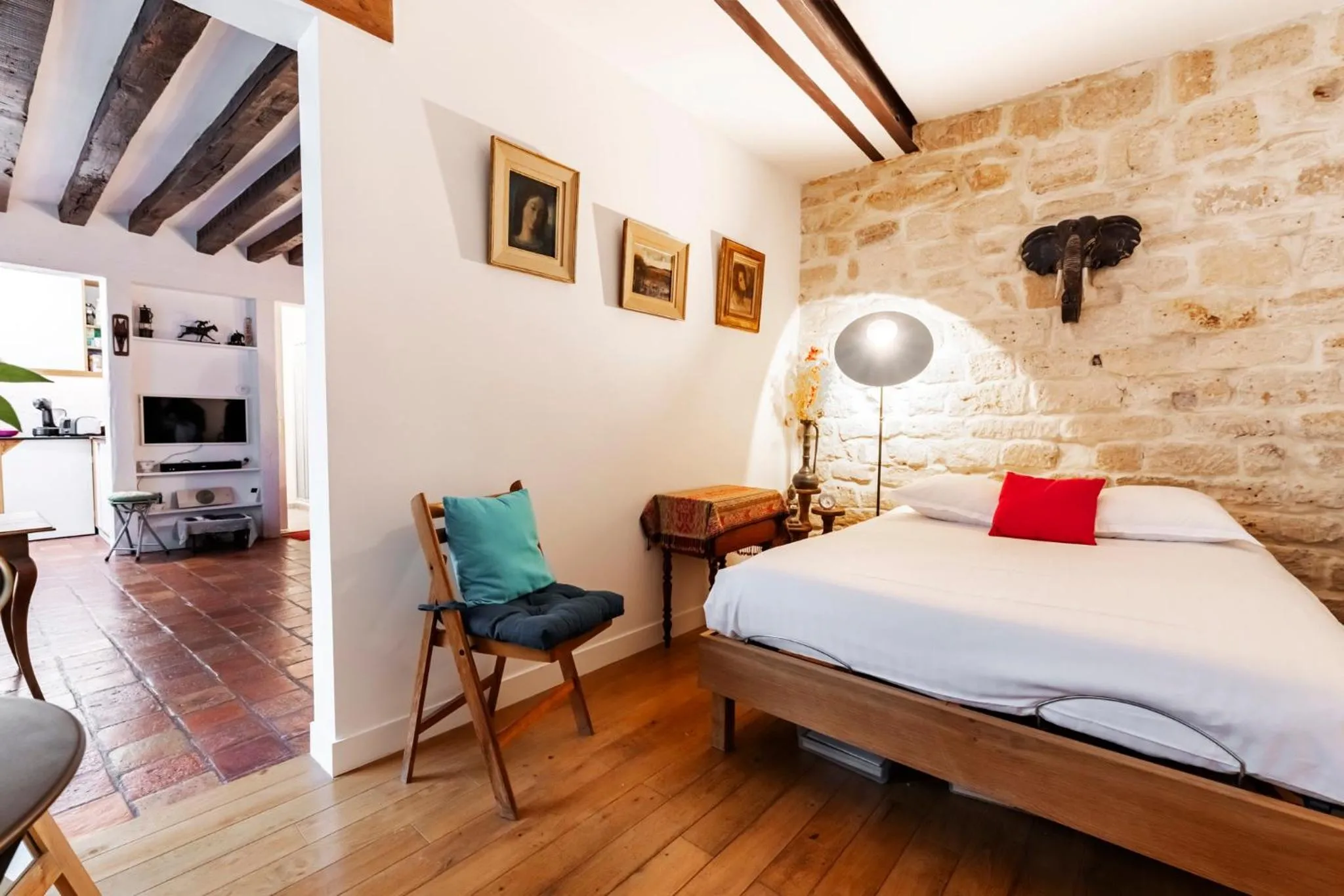 Bedroom, Bed in Veeve - Rustic Allure