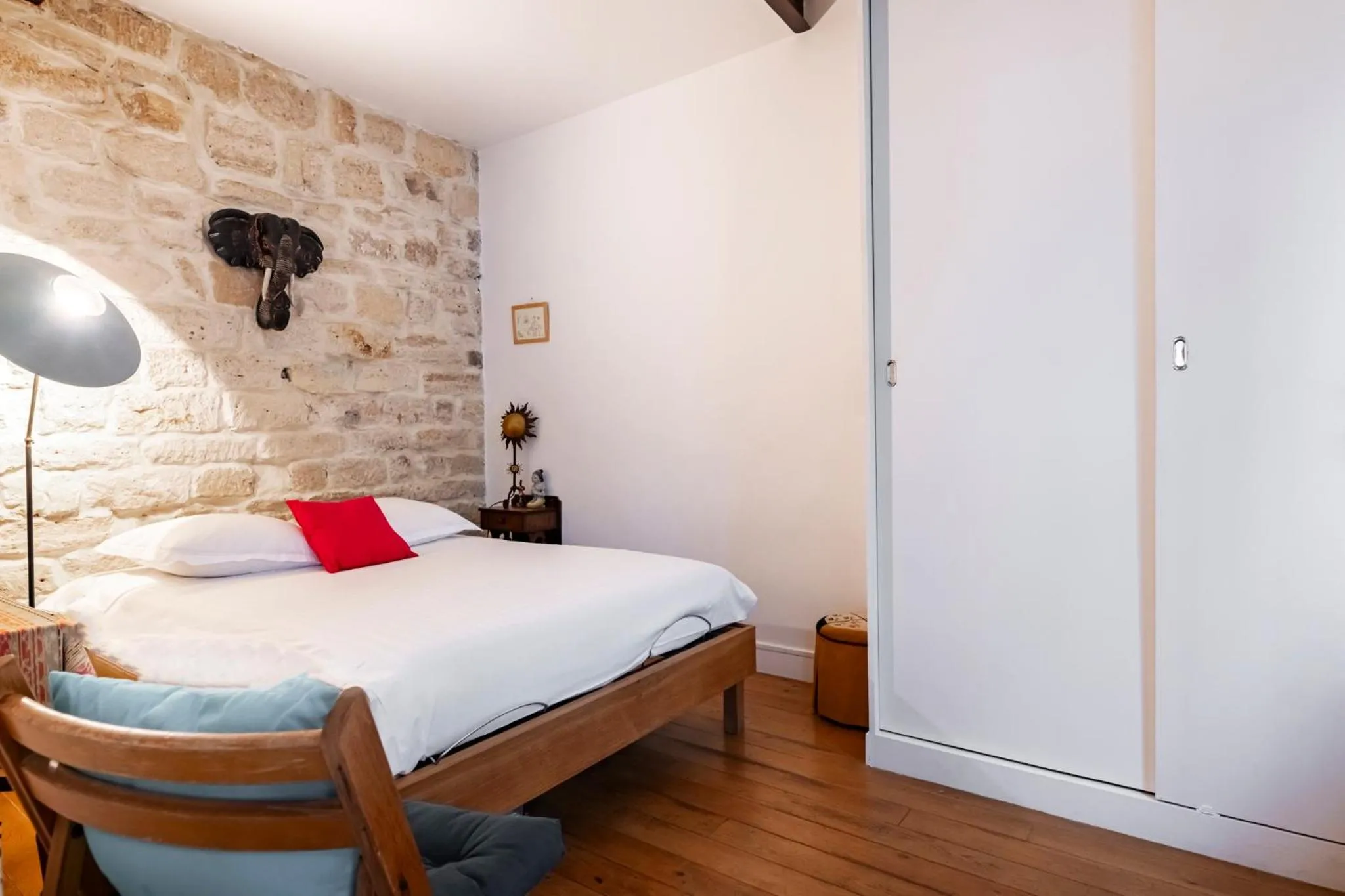 Bedroom, Bed in Veeve - Rustic Allure