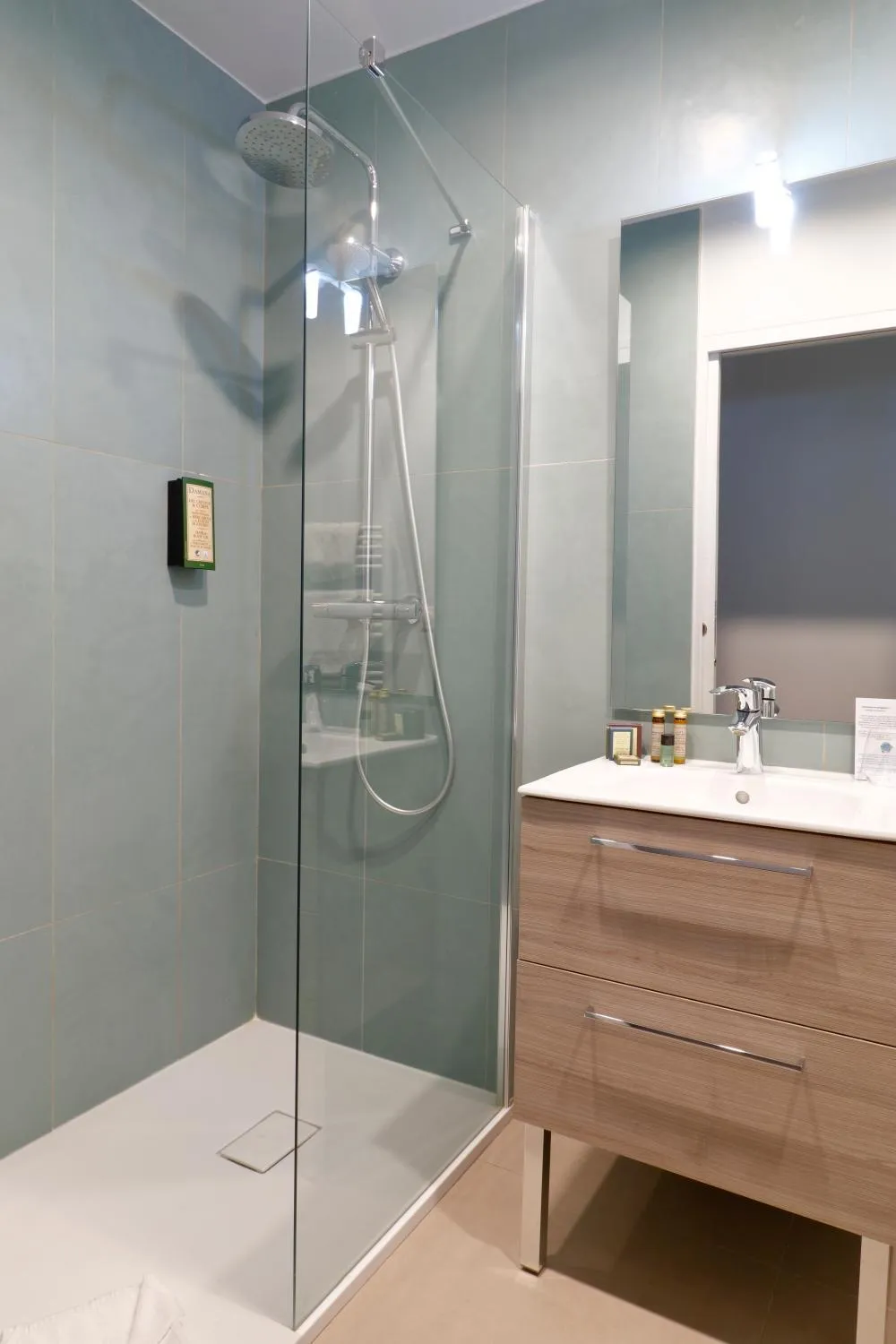 Shower in Hôtel Les Herbes Folles