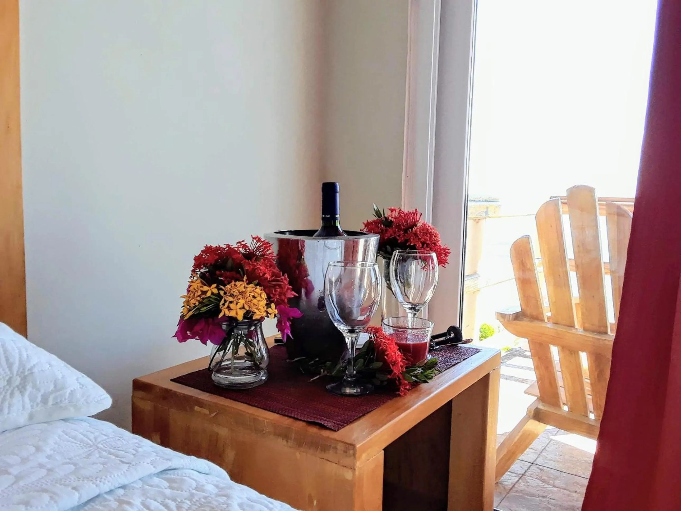 Alcoholic drinks, Bed in Hotel Los Mangos El Salvador