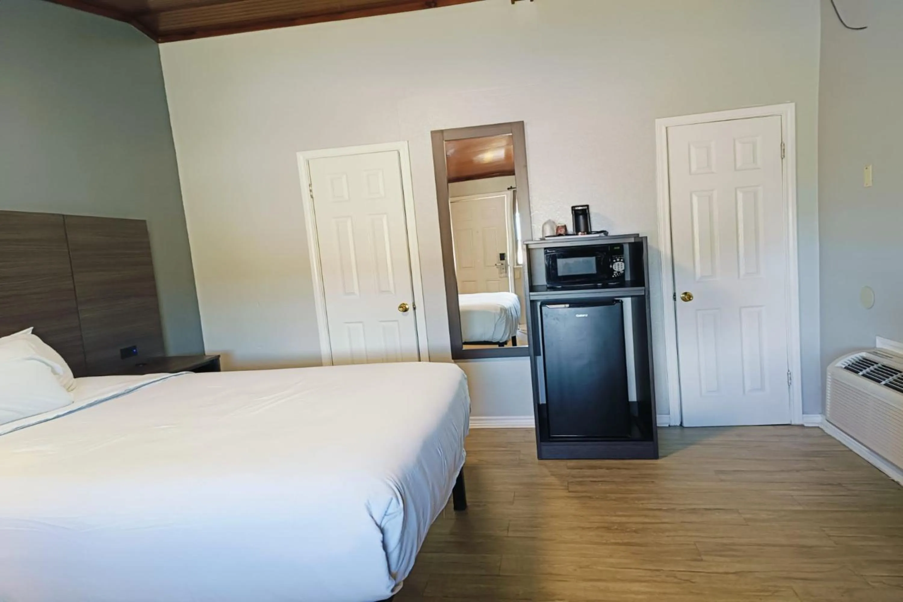 Bedroom, Bed in Village Inn Motel Rockport near Aransas Bay