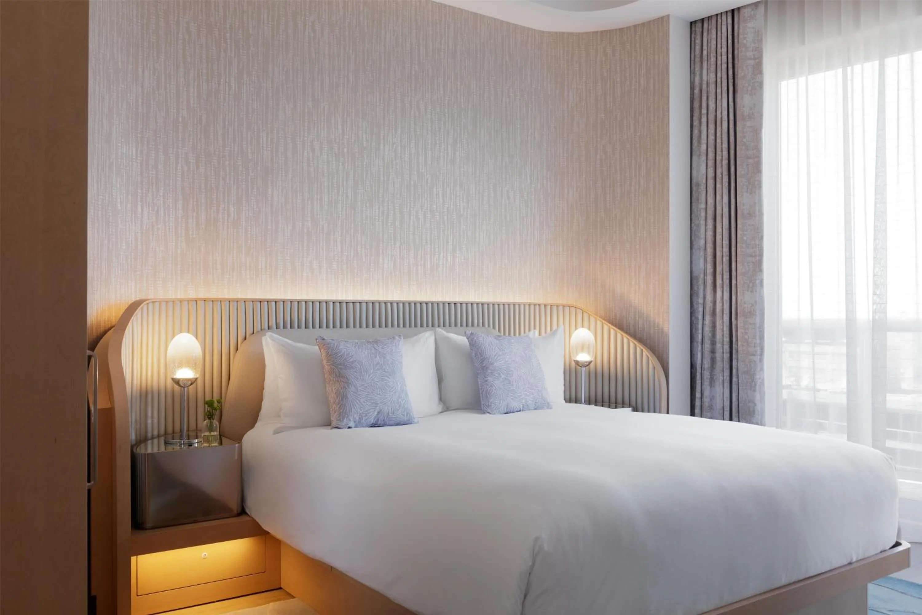 Photo of the whole room, Bed in Andaz Miami Beach, By Hyatt