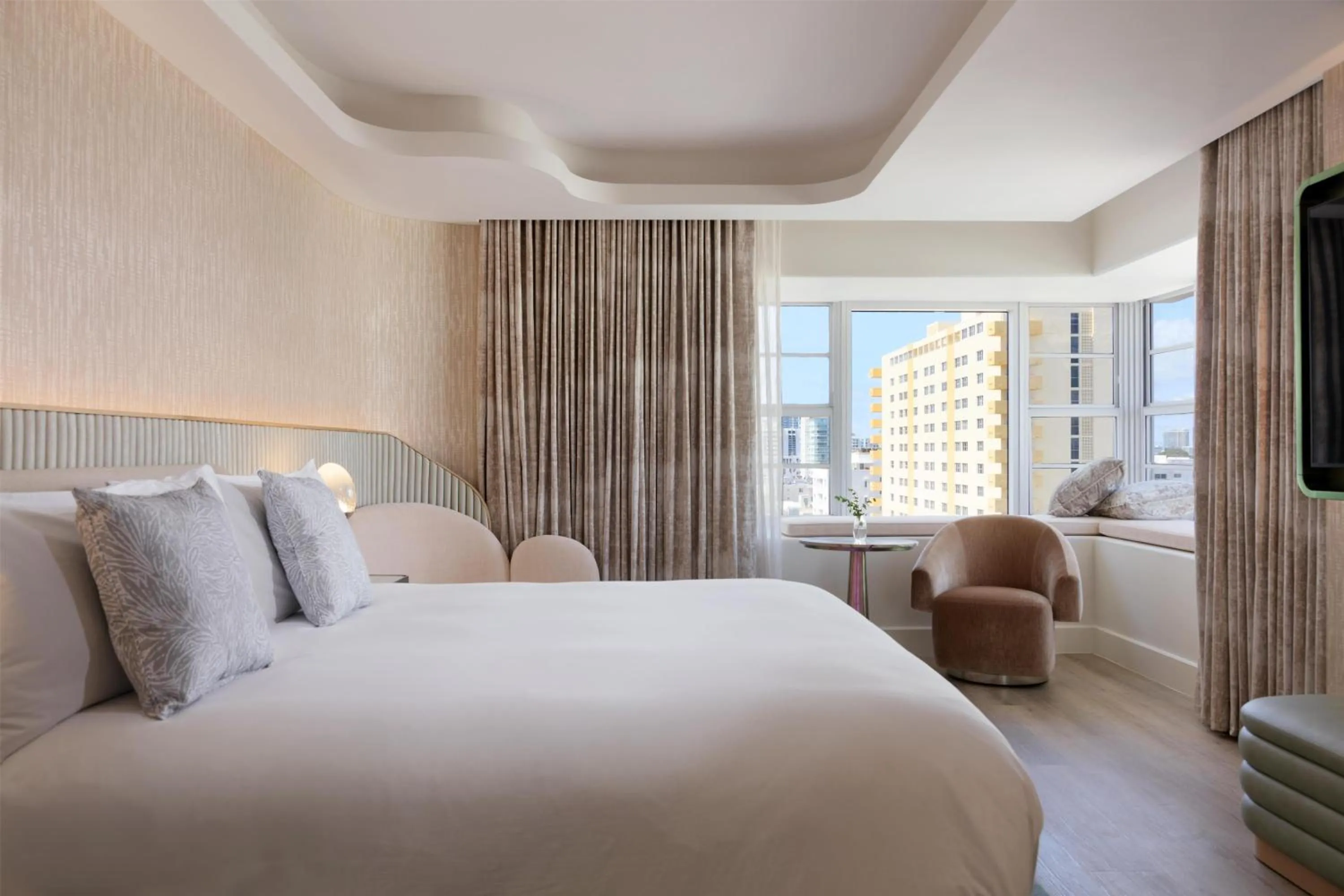 Photo of the whole room, Bed in Andaz Miami Beach, By Hyatt