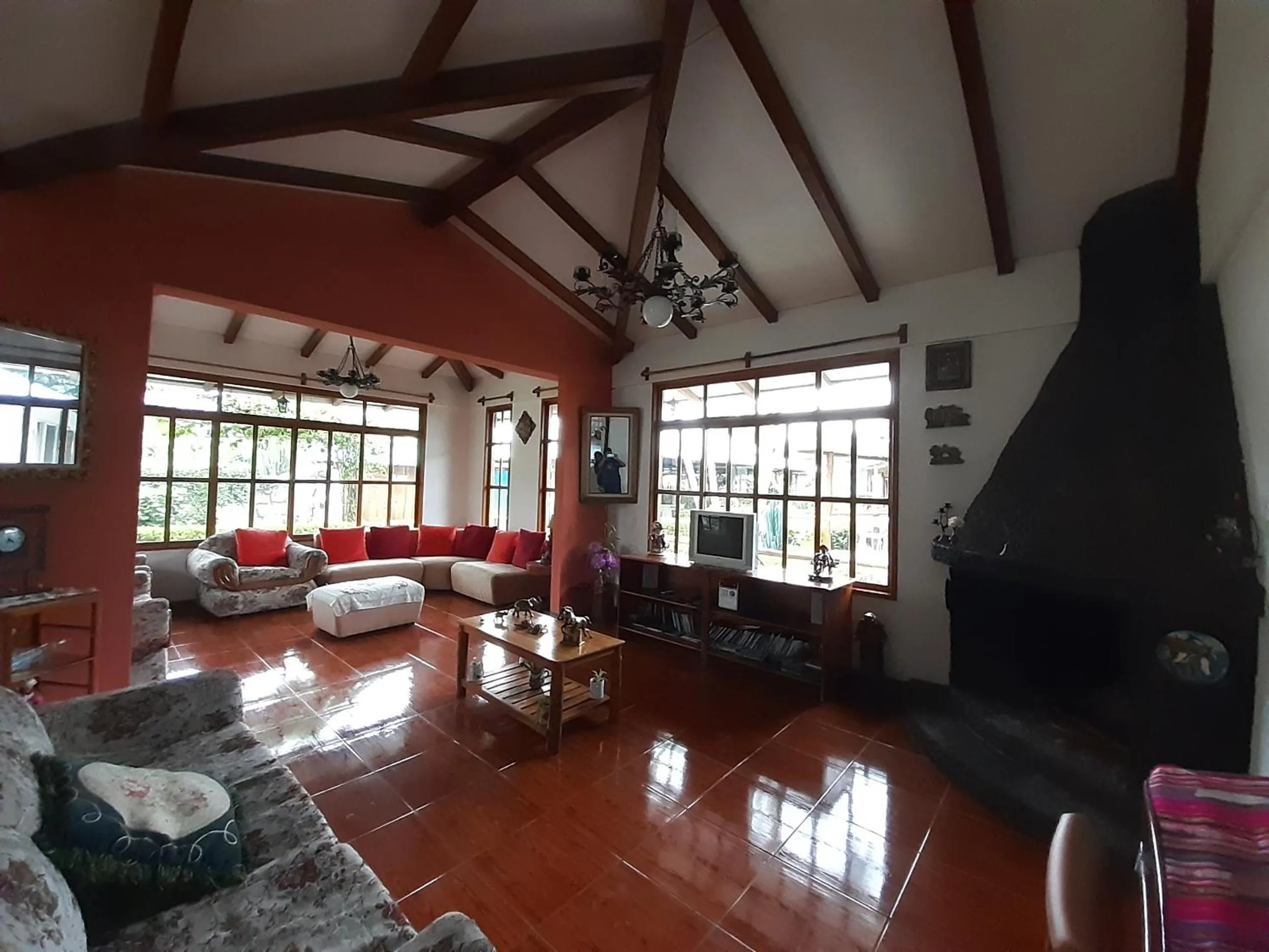 Communal lounge/ TV room in Suymar Ecolodge Galapagos