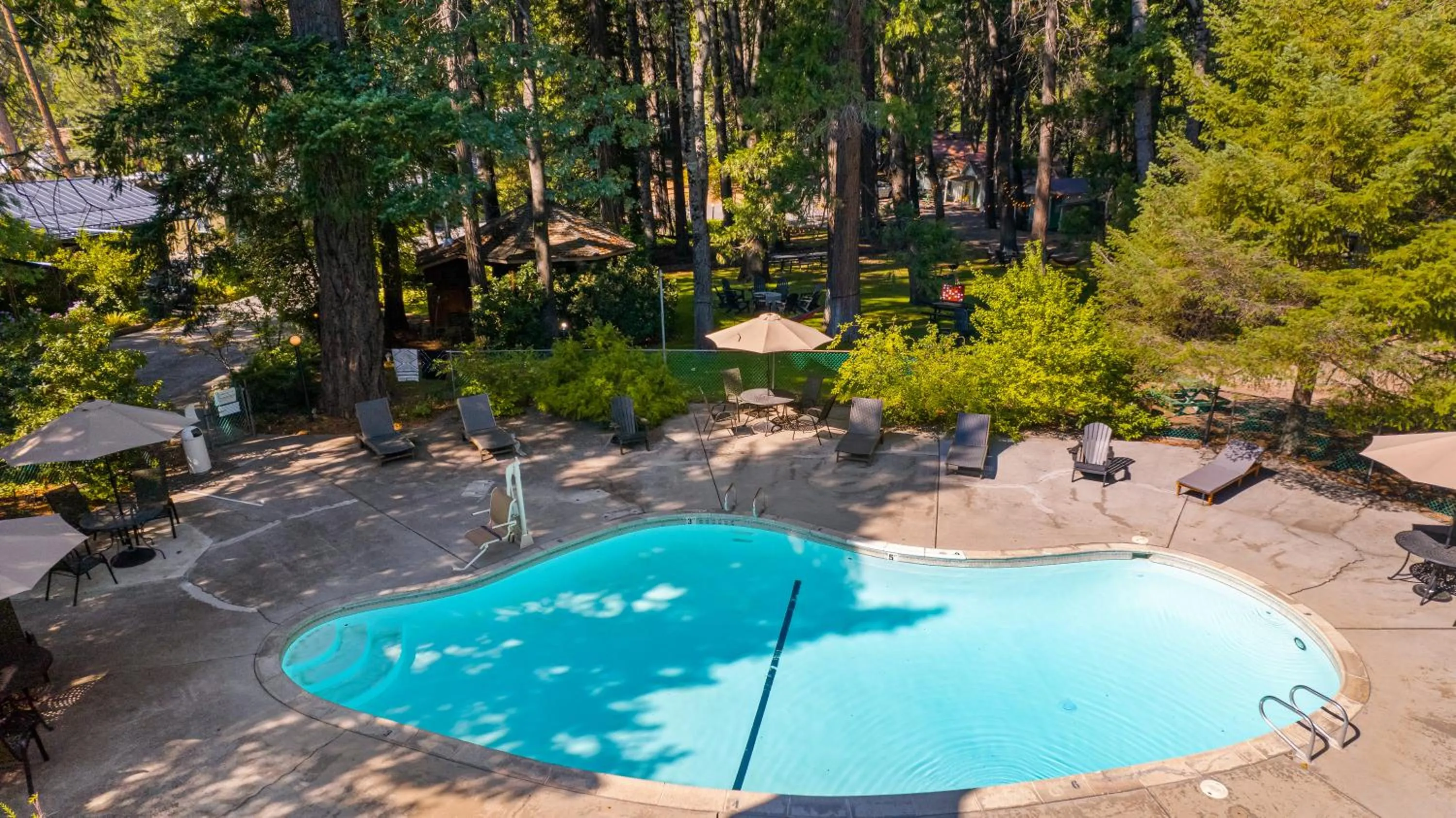 Swimming pool in Cave Springs Resort