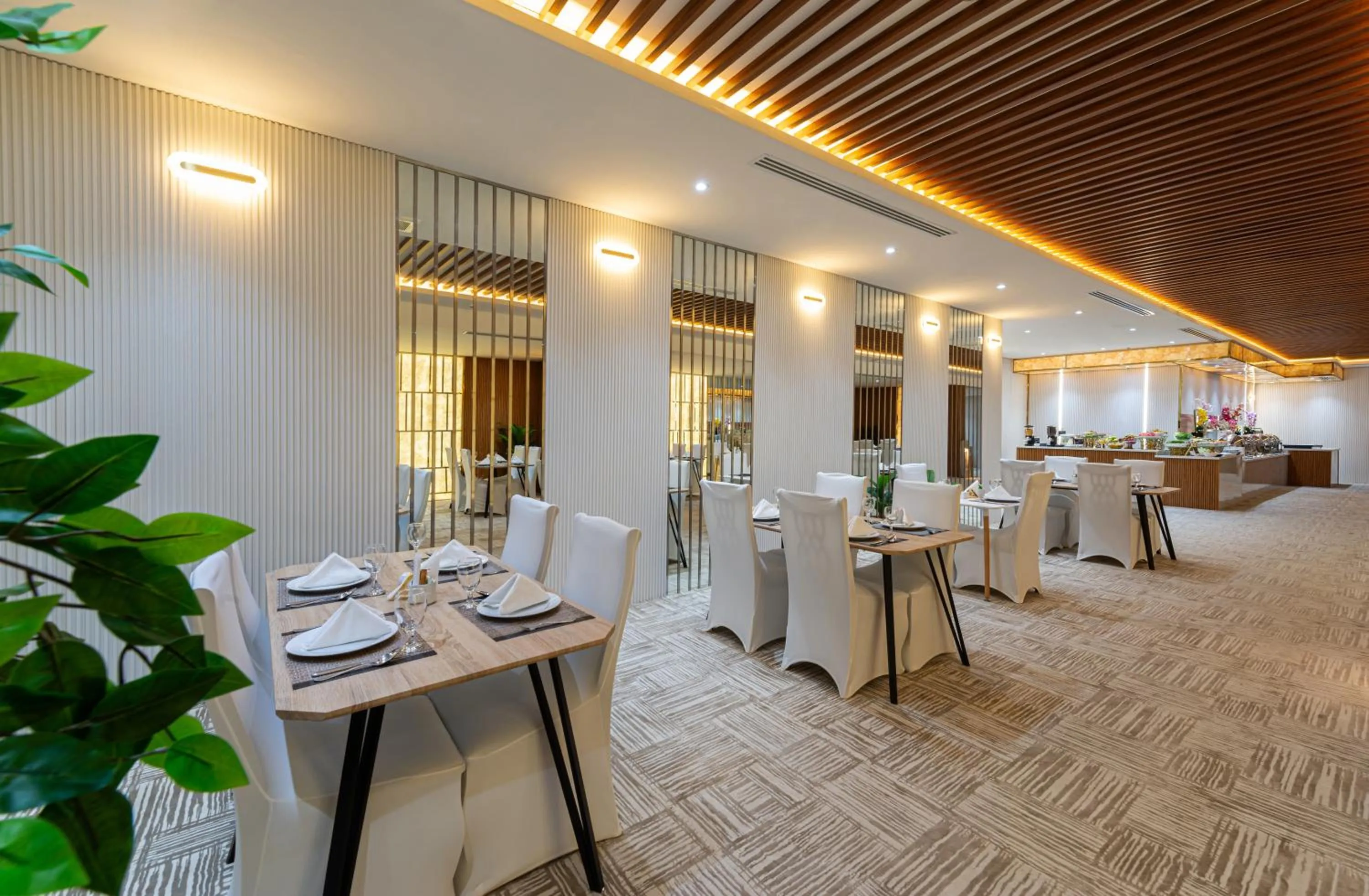 Restaurant/places to eat in Ross Hotel