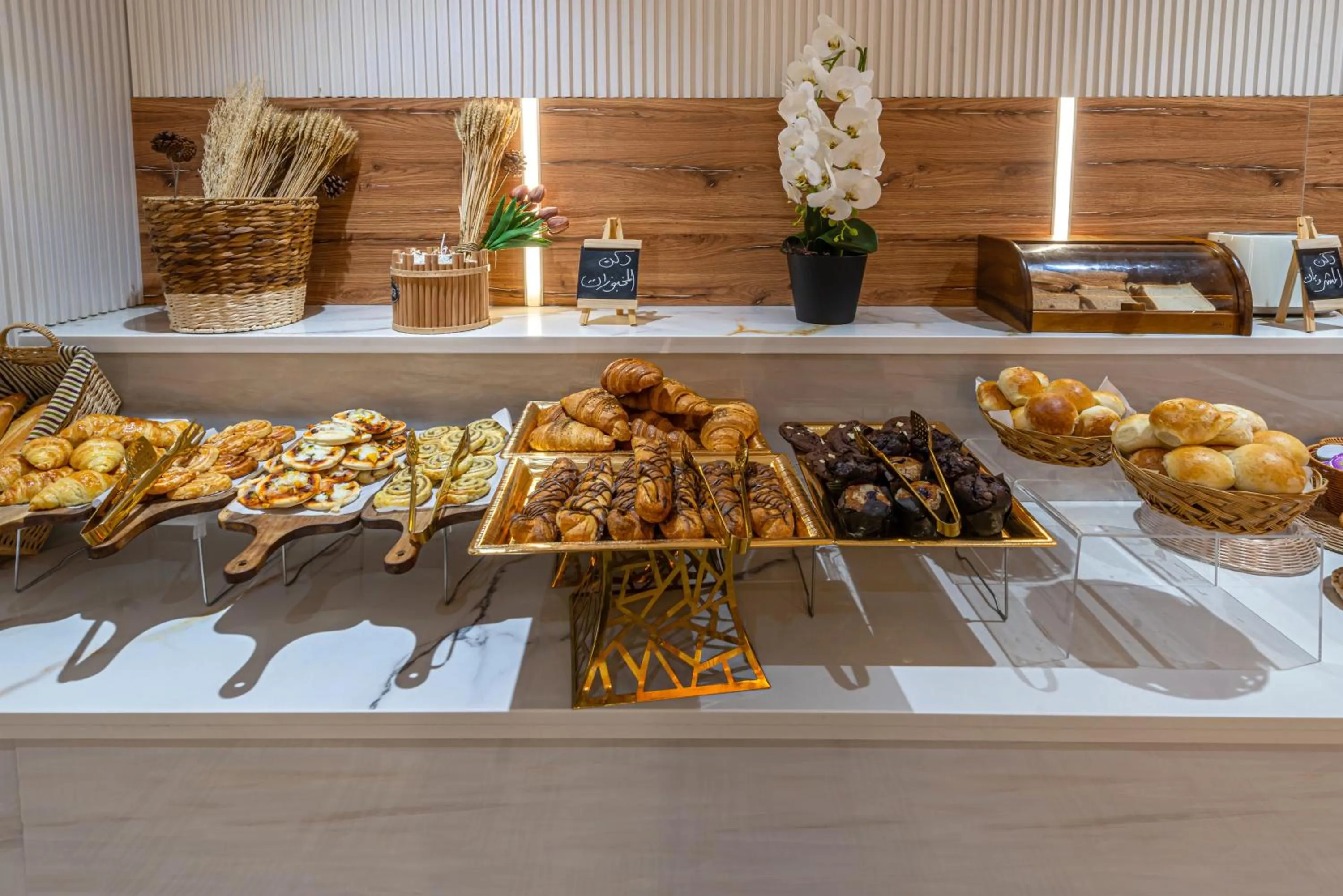 Restaurant/places to eat in Ross Hotel