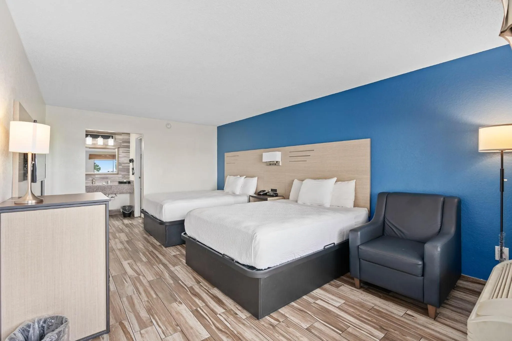 Bedroom, Bed in Baymont by Wyndham Orlando Downtown