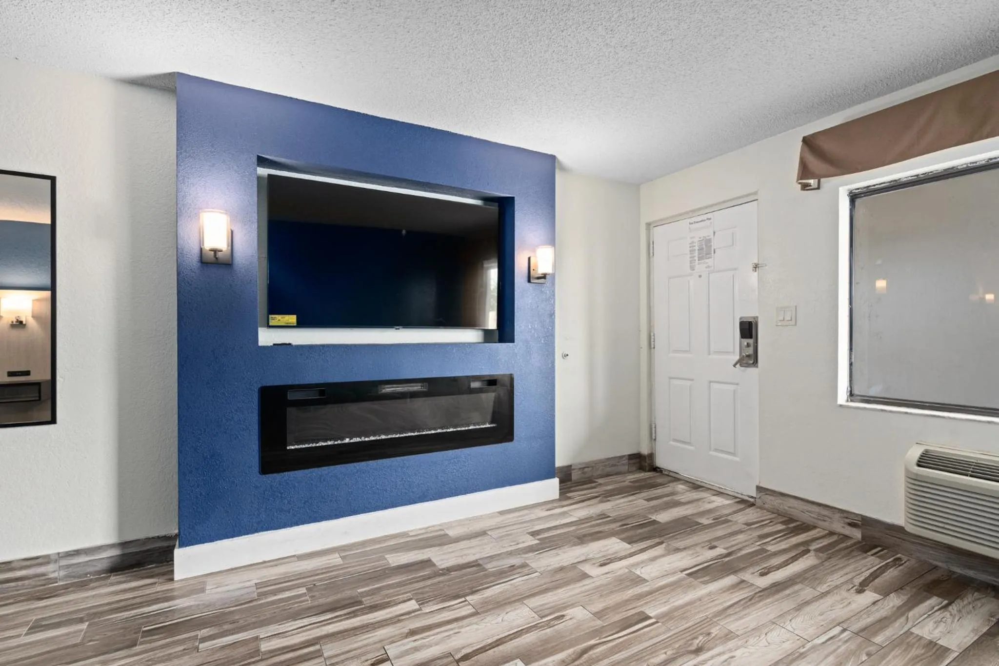 Living room in Baymont by Wyndham Orlando Downtown