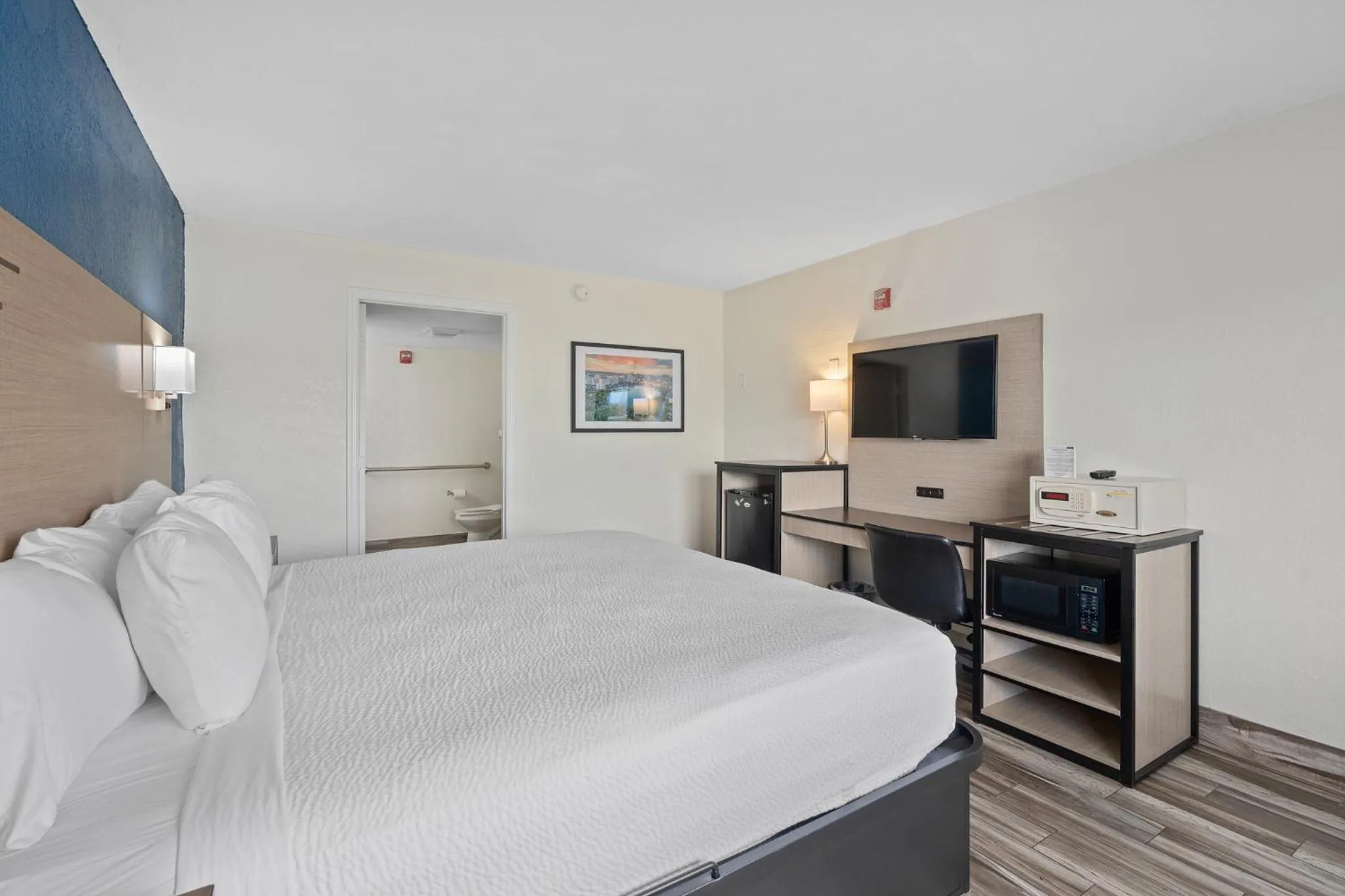 Bedroom, Bed in Baymont by Wyndham Orlando Downtown