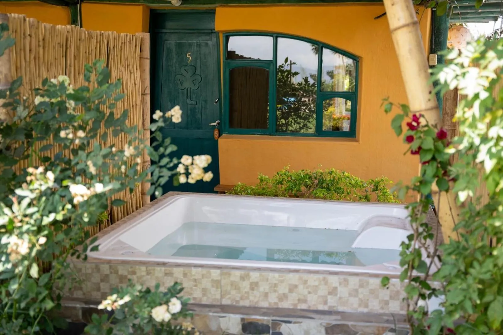 Hot Tub in Hostería Colibri Aeropuerto