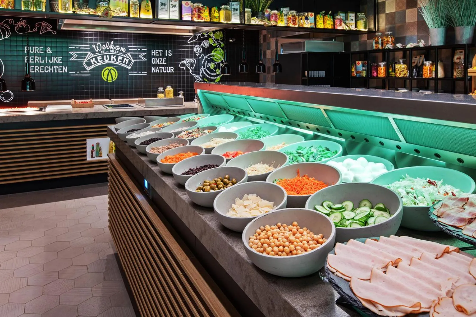 Buffet breakfast in Hotel Woudschoten