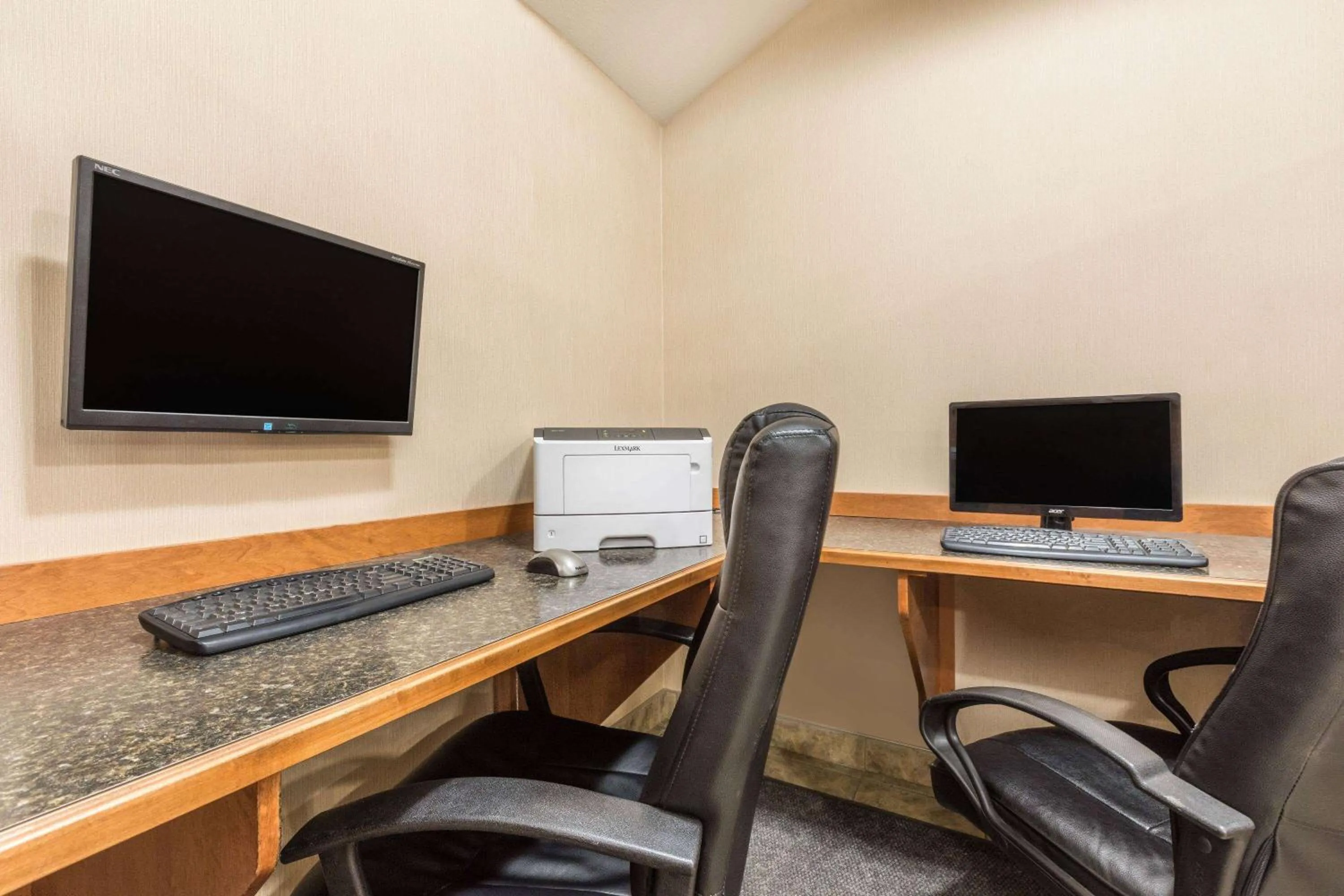 Business facilities in Ramada by Wyndham Clairmont/Grande Prairie